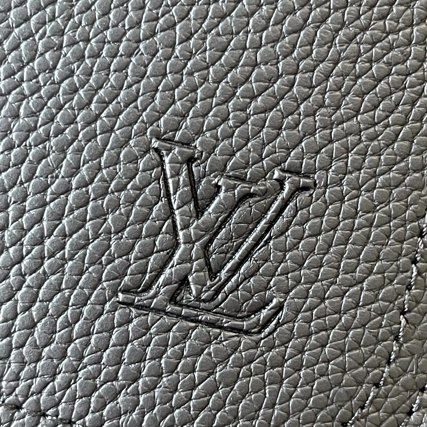 升级版批 220 M15262 M26023 最新款 Fastline 双肩包取材柔软耐磨的蜡面牛皮革，以粒面纹理和压纹 LV 字母打造摩登商务之选。宽敞内部空间彰显功能考量，加衬内贴袋可轻松存放 16 寸笔记本电脑。 尺寸：43 x 15 x 38 厘米 (高 x 宽 x 长度)