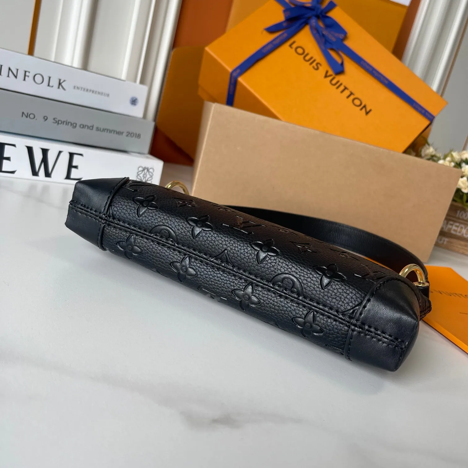 升级版批 120 M12174 💋腋下包✨随性又高级👑采用进口牛皮🌟品牌典范之作,现以全新精巧版本焕新呈现,可轻松收纳常用物件Size:25.5*13*5