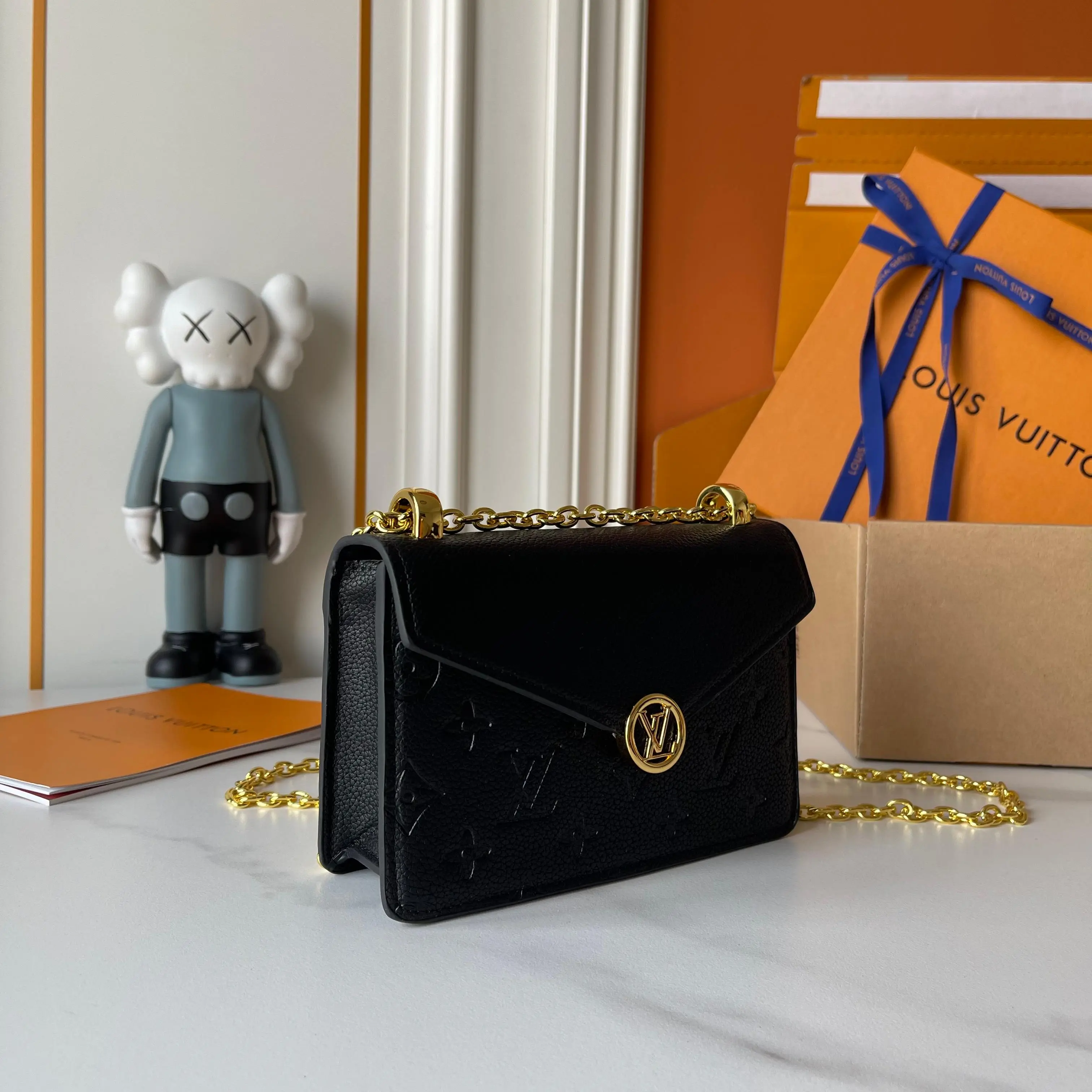 升级版批 批140 M13569黑色M13570 灰 M25814 酒红 (链条/压花) 【Portefeuille cha&icirc;ne Rosy】 这款Rosy链式钱包既时尚又实用，为Monogram Empreinte系列增添了现代精神。它有一个优雅的LV圈和一个V形翻盖，这是房子的两个标志。磁性扣露出一朵惊喜的Monogram花，以及三个卡片缝隙和一个平坦的内袋。滑动链允许您交叉或戴在肩上。 尺寸：19.5 x 13.5 x 6.5厘米