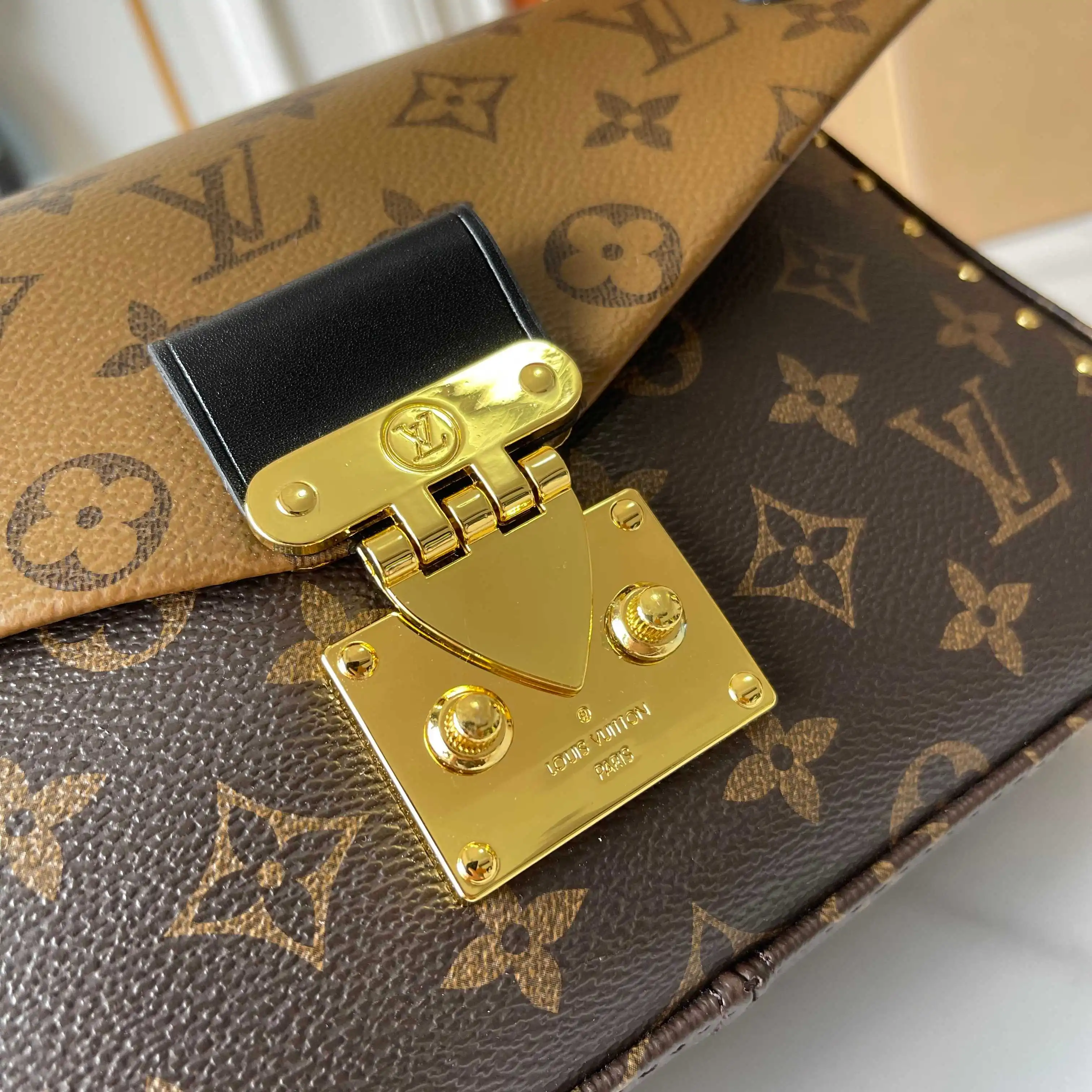 升级版批 150 M14526 M25081 M81266 Trunkie 手袋结合 Monogram 帆布和金属铆钉,搭配金属质感包角和标志性 S-lock 锁扣,以复古行李箱格调彰显品牌传承。内部空间和拉链口袋方便容纳日常所需,滑链肩带拓展背携选择。 16 x 8 x 27 厘米 (高 x 宽 x 长度) 涂层帆布 牛皮革饰边 织物内衬 金属件 翻盖开合,配有 S-lock 锁扣 拉链内袋 可收纳 6.7 寸智能手机、Sarah 长款钱夹、笔记本、太阳眼镜和钥匙 链条:可滑动调整,可拆卸 链条半长:20.0 厘米 链条半长可调至:28.0 厘米