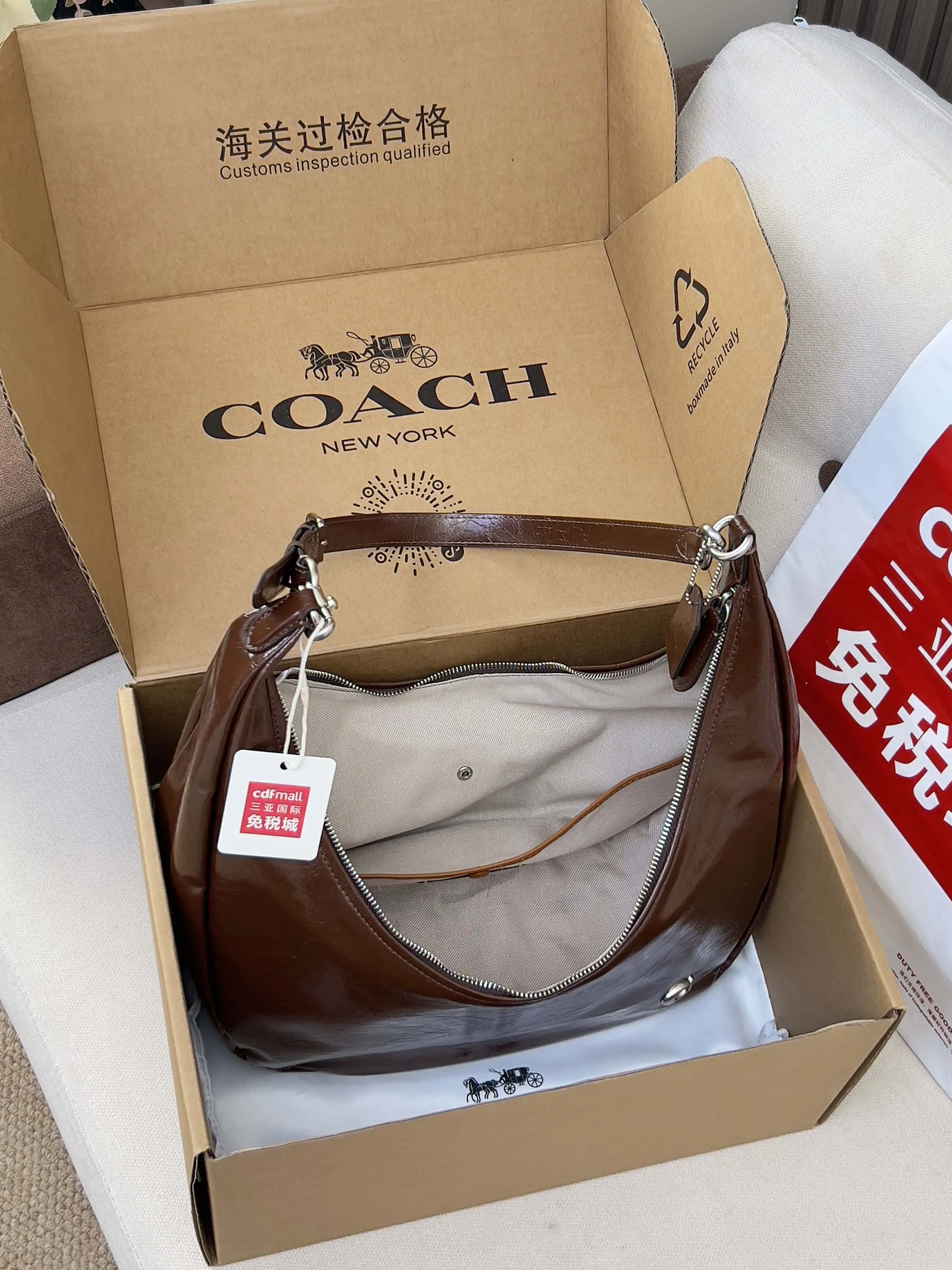 💰205✔《配图片包装》蔻驰新品 juilet sling美式复古风 单肩腋下包,Coach 这波时尚狠狠的拿捏住了开挂的Juliet又出新成员了,松弛随性又自主的风格带着美式复古风 尺寸:36 x38 x12cm