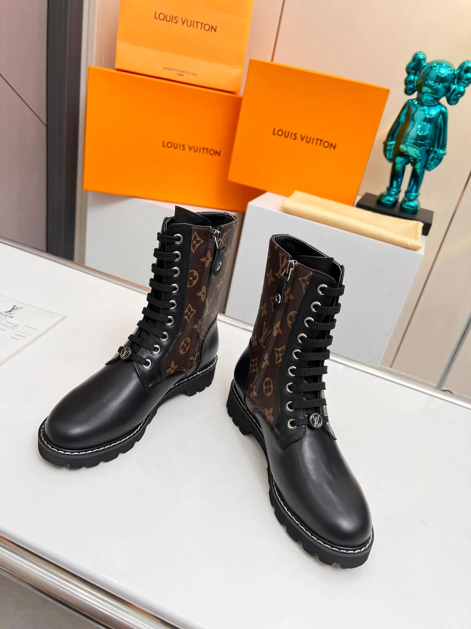 Lv路易威登louis vuitton马丁靴市场高端产品质量、代购级别原版原单专属材料搭纹理细致的小牛皮，对路易威登特色元素进行饶有趣味的解构。全粒面品牌压花和LV专属材料提升品牌识别度。清爽利落的造型线条、致敬路易威登旅行传统，面料，进口牛皮。内里垫脚羊皮，原版开模超轻发泡大底 上脚超美超酷！实物更美。 欢迎新老客户砸单 码数：35-42（40/41/42订做不退换） 大底：超轻原版发泡底。 出厂价：短靴260