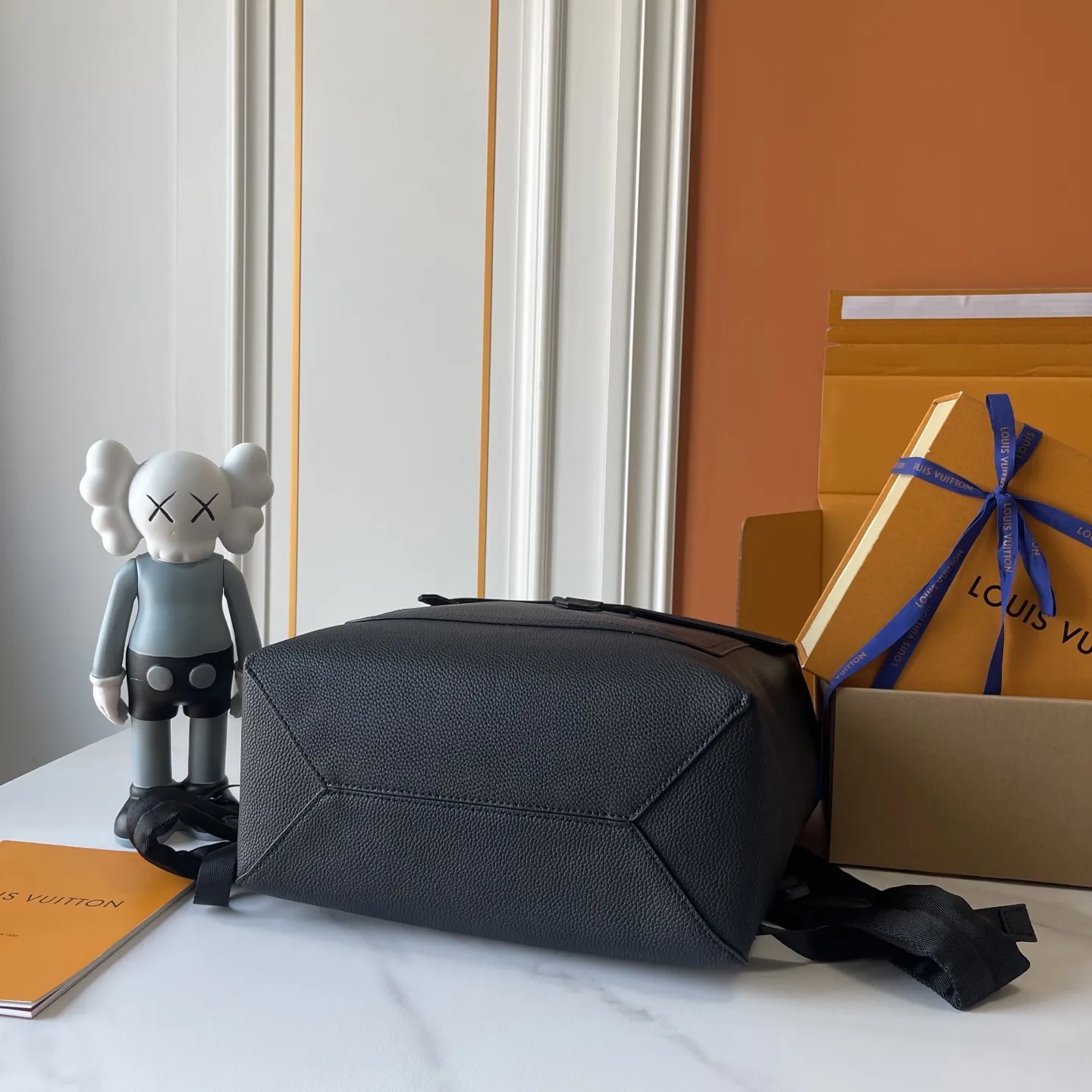 升级版批 220 M15262 M26023 最新款 Fastline 双肩包取材柔软耐磨的蜡面牛皮革，以粒面纹理和压纹 LV 字母打造摩登商务之选。宽敞内部空间彰显功能考量，加衬内贴袋可轻松存放 16 寸笔记本电脑。 尺寸：43 x 15 x 38 厘米 (高 x 宽 x 长度)