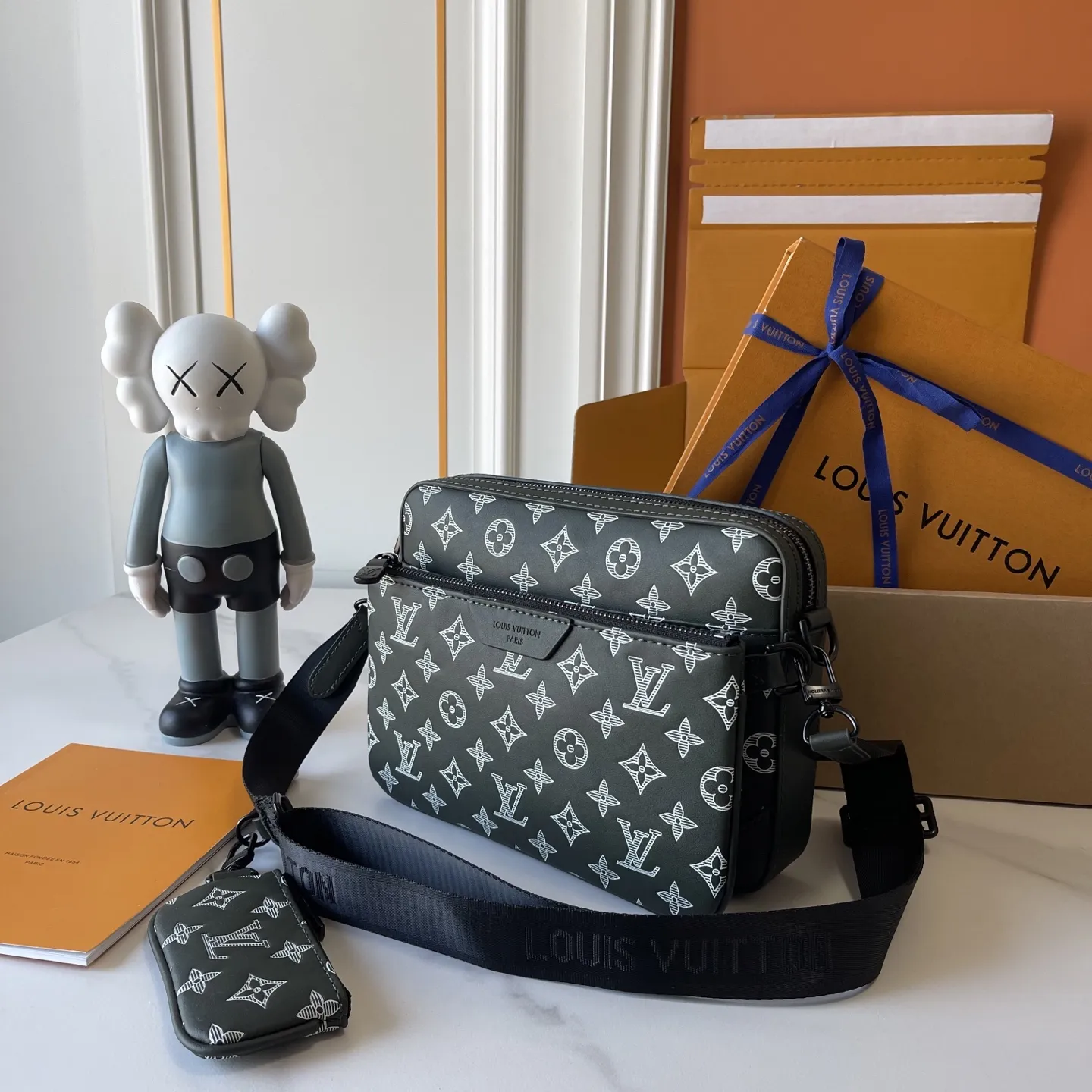 升级版批 170 M26713 M27185 M27925 M27154（拍摄灯光下存在视觉色差）M46602 M45320 M69443 条纹压花【 Trio Messenger邮差包】取材柔软 Monogram Shadow牛皮革，搭配Monogram Shadow 皮革袢带与主袋。拉链前袋、肩带与点缀其上的零钱包均可拆卸。肩带亦可调节，确保背携舒适贴合。 尺寸:18.5x7x25 厘米