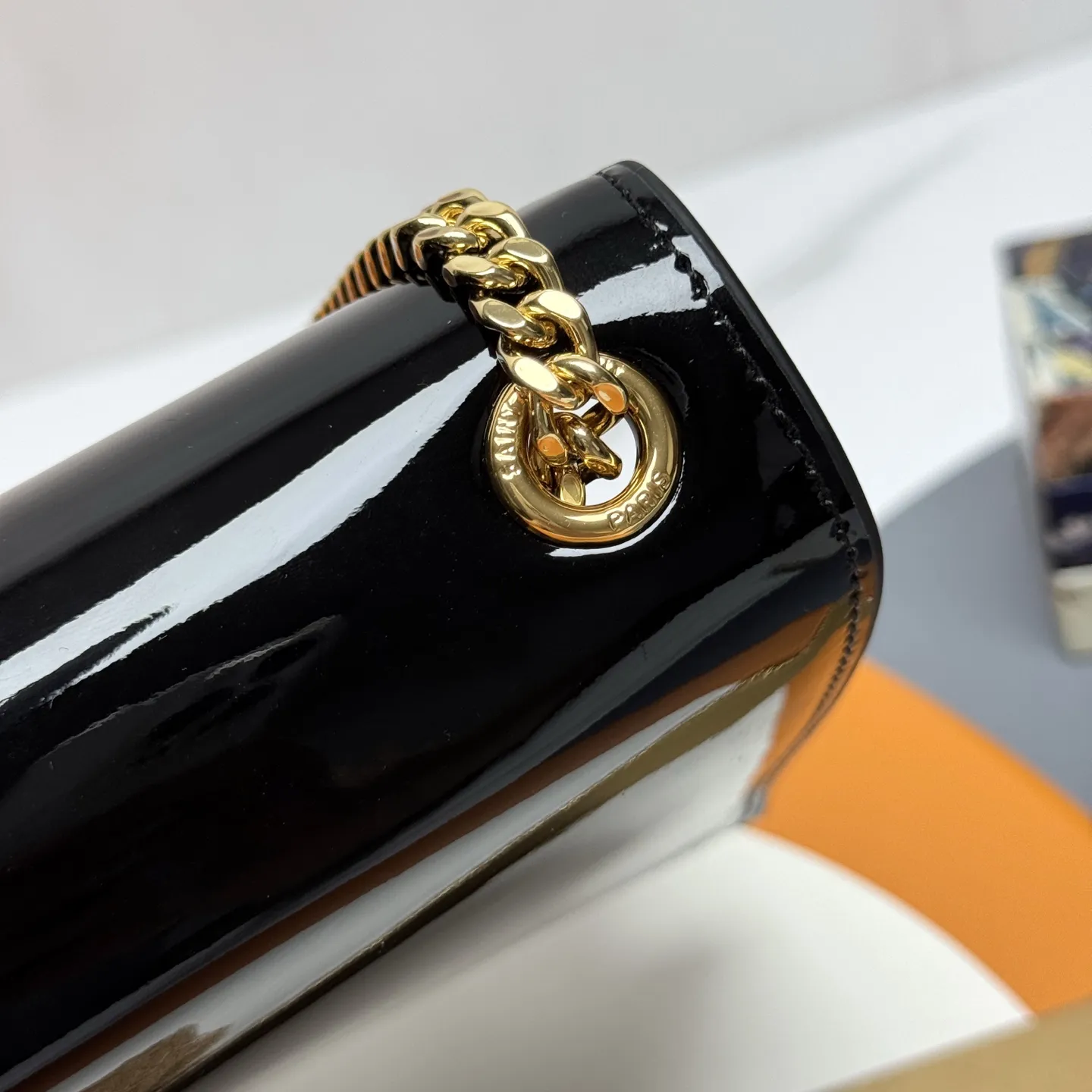 YSL/圣罗兰【漆皮】💰💰500 期待已久漆皮永远是时尚的代表&hellip;简单而又浮夸，这个夏天你妖孽，最采用顶级南非进口漆皮，流梳五金，经典才是永恒！超乎想象的百搭，做工细节都无可挑剔[得意]型号：354119漆皮 ，24x14x5cm：24x14x5cm