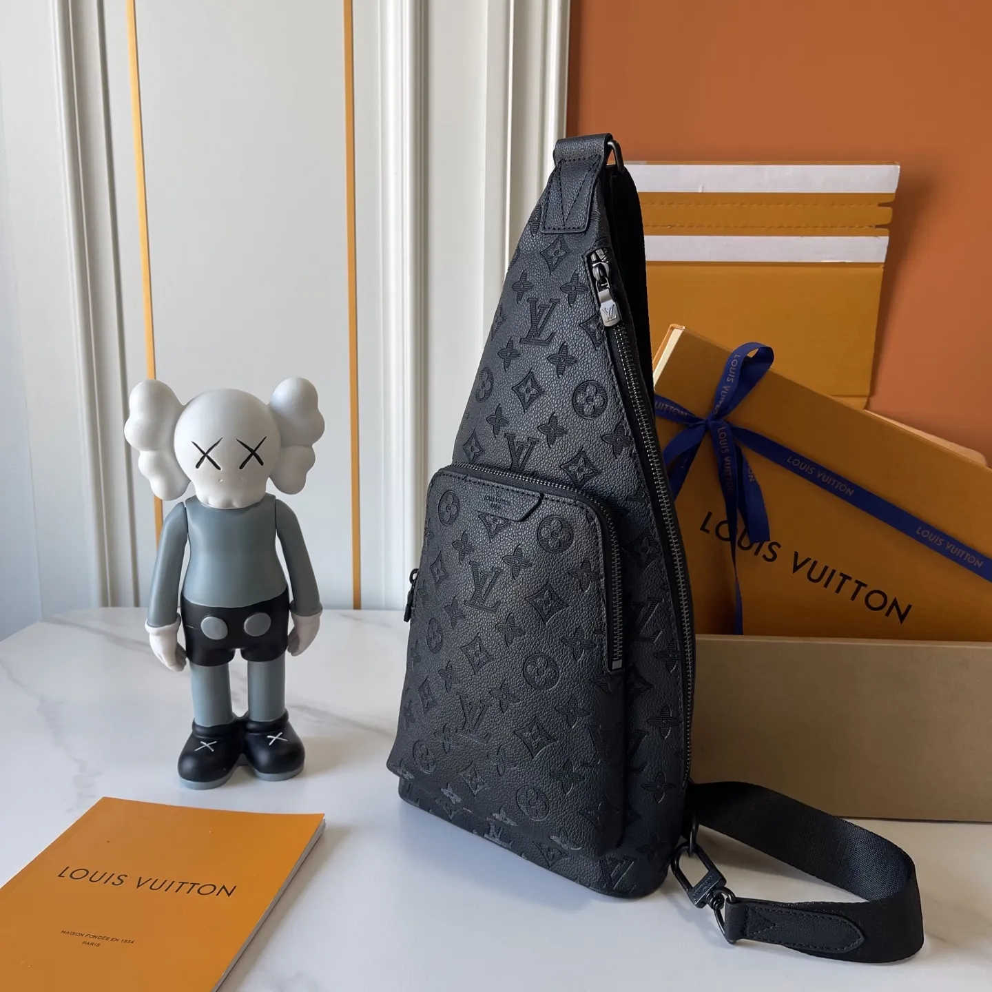 升级版批 150 M26730 M30936 本款 Monogram Shadow小皮牛为Duo Slingbag单肩包 带了来舒与适时尚感。更尚时的上部调可节肩带以更及宽、功能更的强前袋口为一这升级版批增了添运动感。可节调的带肩两侧均佩可戴,实现灵活、符人合体工程学携的带方式。20x42x6cm:20x42x6cm (长×高×宽)