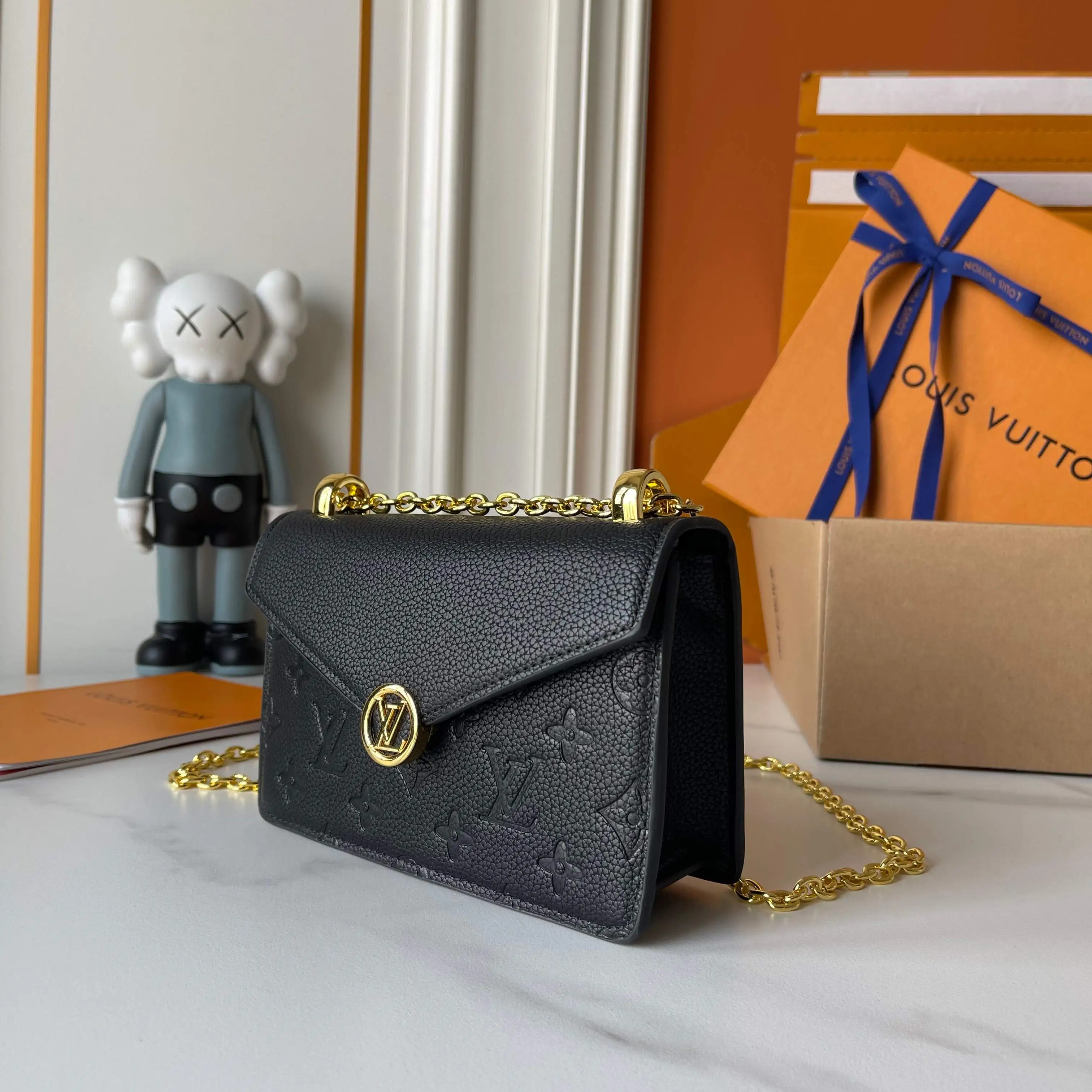 升级版批 批140 M13569黑色M13570 灰 M25814 酒红 (链条/压花) 【Portefeuille cha&icirc;ne Rosy】 这款Rosy链式钱包既时尚又实用，为Monogram Empreinte系列增添了现代精神。它有一个优雅的LV圈和一个V形翻盖，这是房子的两个标志。磁性扣露出一朵惊喜的Monogram花，以及三个卡片缝隙和一个平坦的内袋。滑动链允许您交叉或戴在肩上。 尺寸：19.5 x 13.5 x 6.5厘米