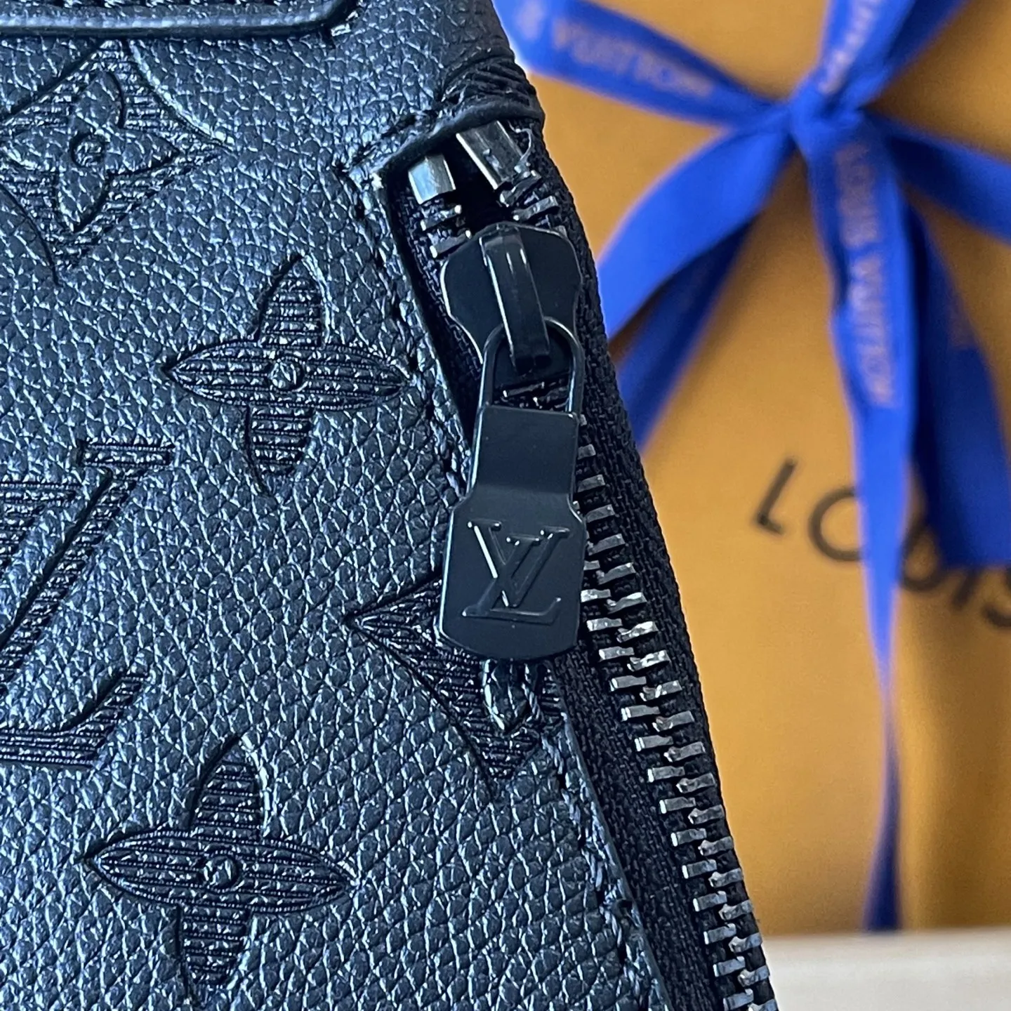 升级版批 150 M26730 M30936 本款 Monogram Shadow小皮牛为Duo Slingbag单肩包 带了来舒与适时尚感。更尚时的上部调可节肩带以更及宽、功能更的强前袋口为一这升级版批增了添运动感。可节调的带肩两侧均佩可戴,实现灵活、符人合体工程学携的带方式。20x42x6cm:20x42x6cm (长×高×宽)