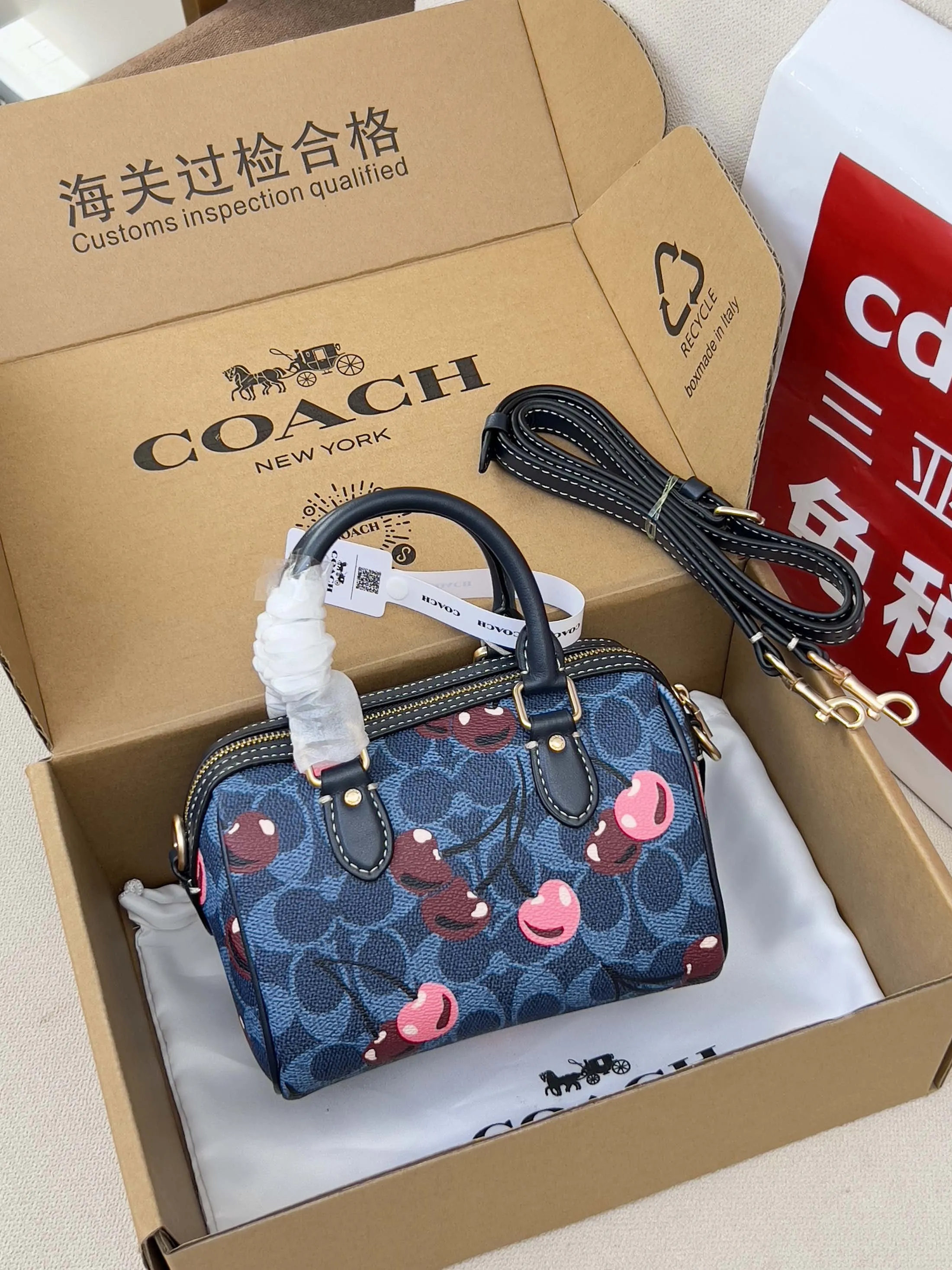 💰180✔《配图片包装》Coach蔻驰2025新款mini波士顿女包,新😍色来啦~PVC防水面料配牛皮迷你手提斜挎小包 波士顿包,ROWAN经典枕头包 老花logo拼接,肩带可拆 斜挎手拎都可,内置多功能袋,拉链开合,配色都是很适合四季的颜色~小巧可爱萌妹纸的最爱😘 尺寸:16.5x 11x 10cm