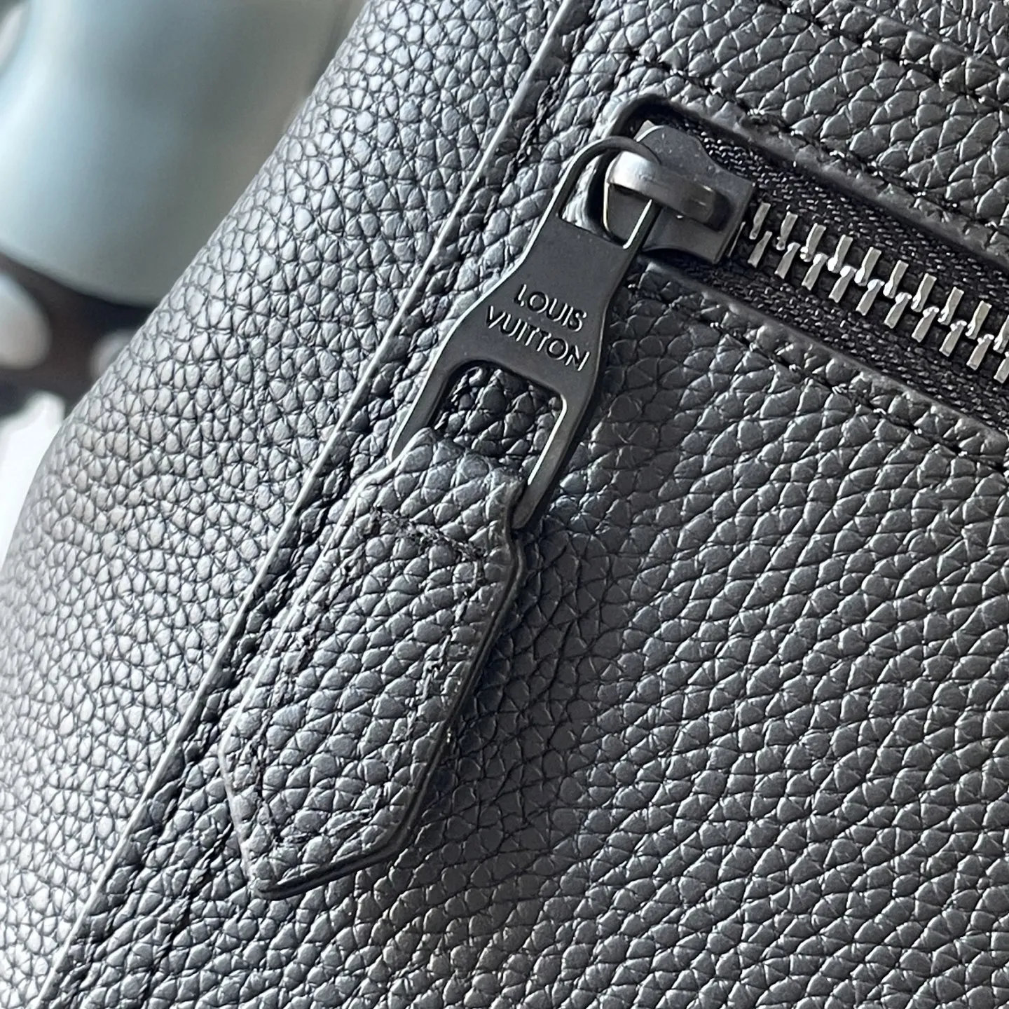 升级版批 220 M15262 M26023 最新款 Fastline 双肩包取材柔软耐磨的蜡面牛皮革，以粒面纹理和压纹 LV 字母打造摩登商务之选。宽敞内部空间彰显功能考量，加衬内贴袋可轻松存放 16 寸笔记本电脑。 尺寸：43 x 15 x 38 厘米 (高 x 宽 x 长度)