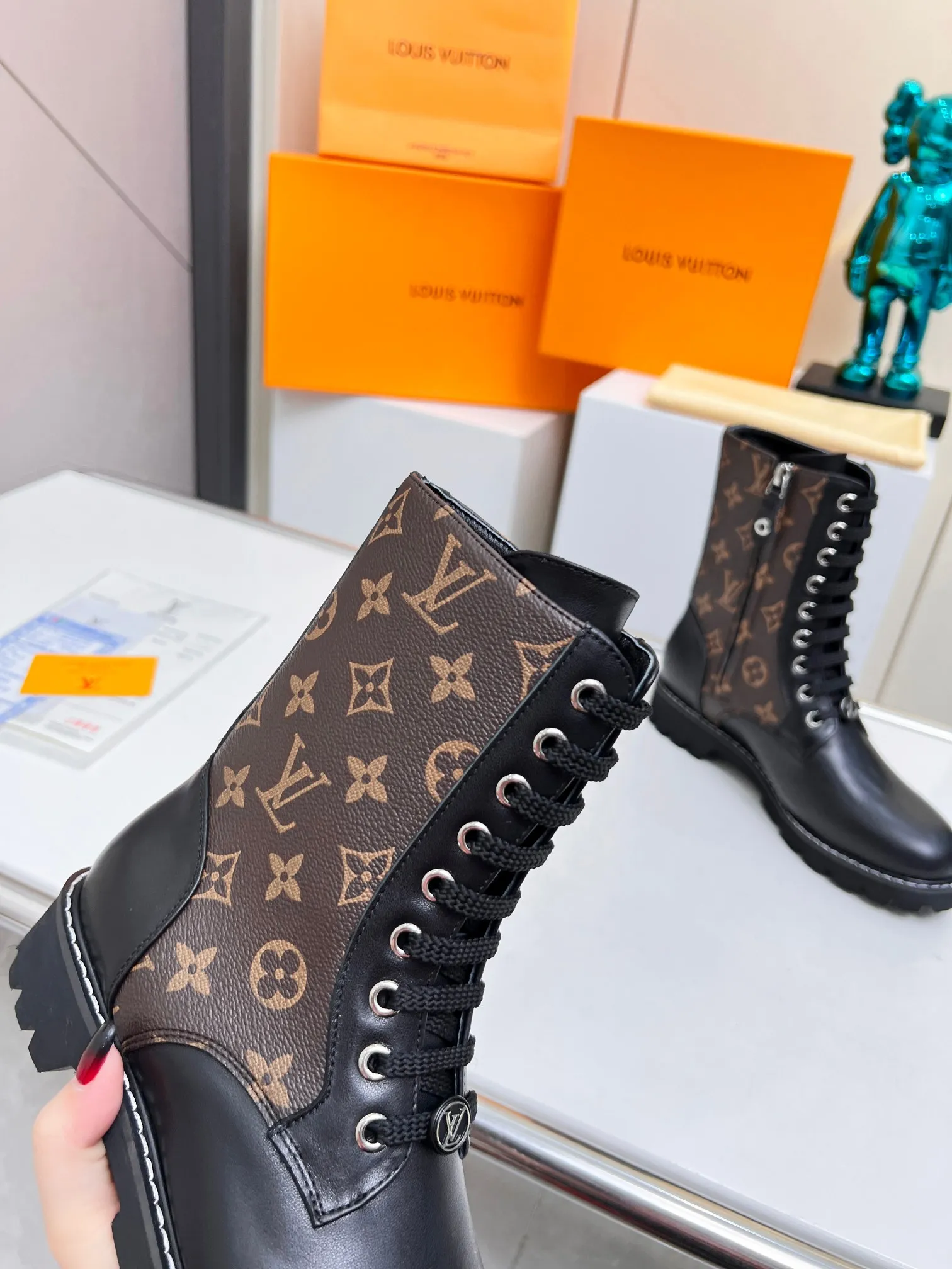 Lv路易威登louis vuitton马丁靴市场高端产品质量、代购级别原版原单专属材料搭纹理细致的小牛皮，对路易威登特色元素进行饶有趣味的解构。全粒面品牌压花和LV专属材料提升品牌识别度。清爽利落的造型线条、致敬路易威登旅行传统，面料，进口牛皮。内里垫脚羊皮，原版开模超轻发泡大底 上脚超美超酷！实物更美。 欢迎新老客户砸单 码数：35-42（40/41/42订做不退换） 大底：超轻原版发泡底。 出厂价：短靴260