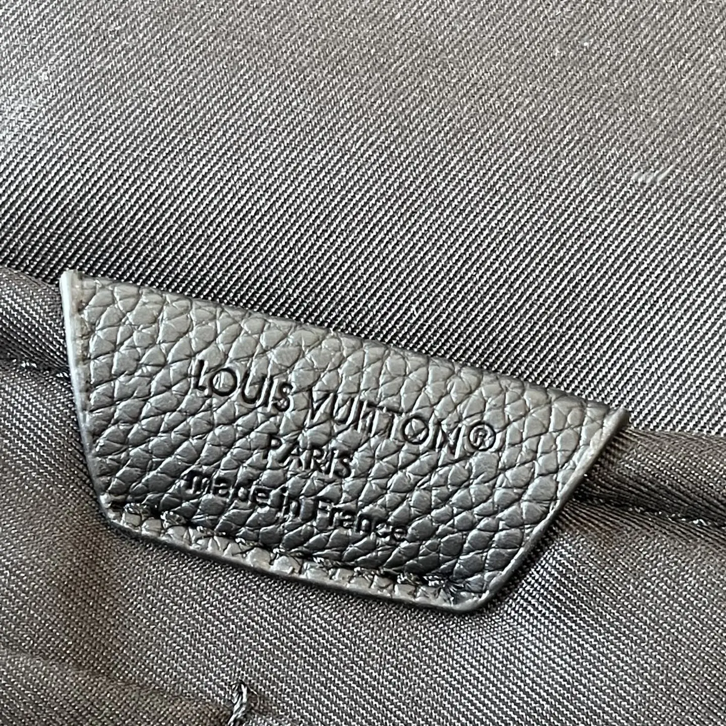 升级版批 220 M15262 M26023 最新款 Fastline 双肩包取材柔软耐磨的蜡面牛皮革，以粒面纹理和压纹 LV 字母打造摩登商务之选。宽敞内部空间彰显功能考量，加衬内贴袋可轻松存放 16 寸笔记本电脑。 尺寸：43 x 15 x 38 厘米 (高 x 宽 x 长度)