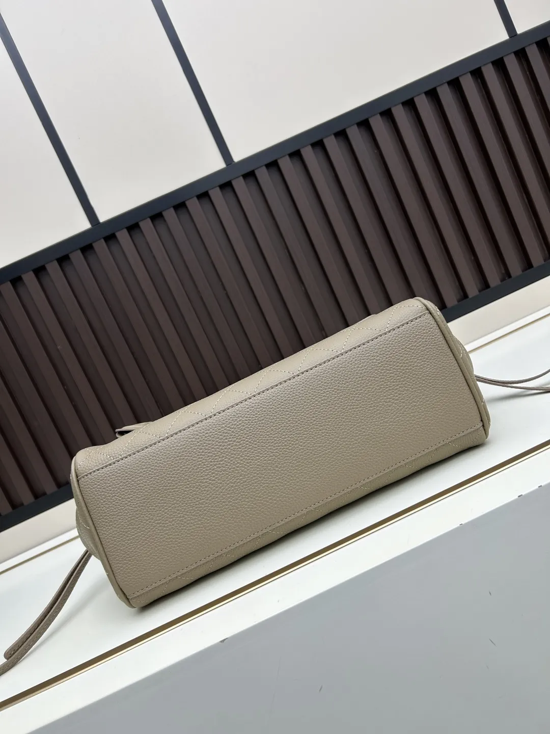 批290。 𝐂𝐡𝐚𝐧𝐞𝐥𝟐𝟎𝟐𝟔春夏 走秀系列 26ss春夏Togo牛皮托特手袋 采用高品质Togo牛皮🐮 触感细腻耐用 搭配经典双C金属Logo 辨识度超高计 包型挺括 尺寸适中 手提肩背都很方便 通勤休闲都能轻松驾驭 春夏季节搭配深色或简约服饰超加分。进口牛皮设计提升质感,兼具奢华与实用性,时髦精们必入! 款号皮:018 磨砂:019 尺寸:32*10*21