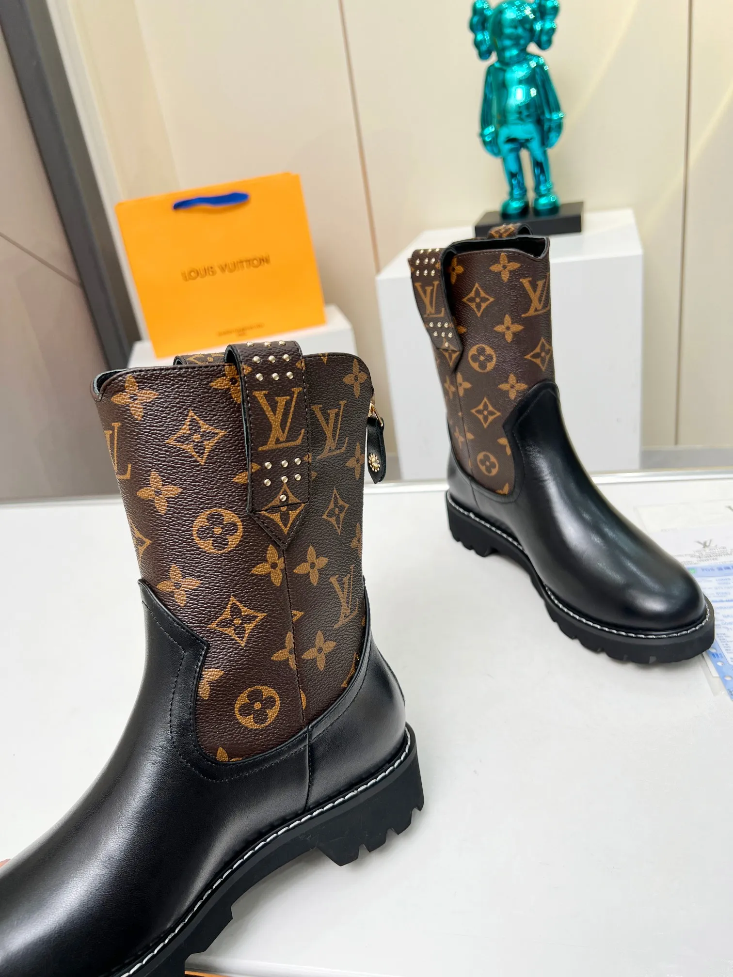 专柜同步LV路易威登Louis Vuitton马丁靴市场高端产品质量、代购级别原版原单专属材料搭纹理细致的小牛皮，2023年最新走秀款🔥🔥🔥清爽利落的造型线条、致敬路易威登旅行传统，面料，进口牛皮。内里垫脚羊皮，原版开模超轻发泡大底，跟高4.5，上脚超美超酷！实物更美，35-39（40 41 42订做不退换）出厂价：280欢迎报单