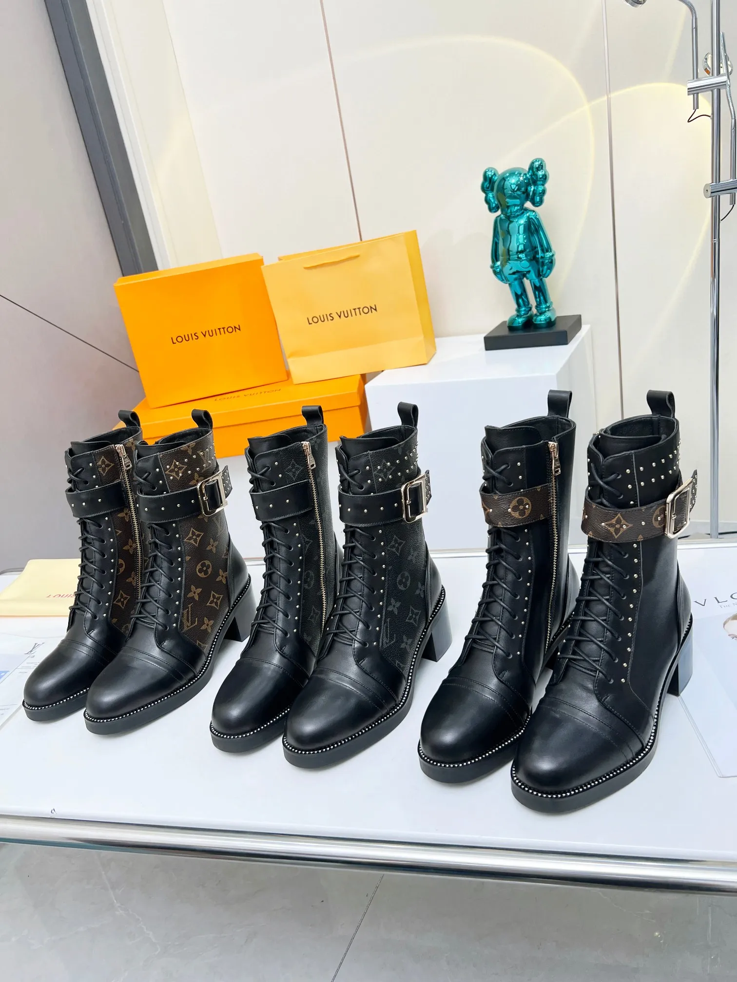 2023最新款专柜同步LV路易威登Louis Vuitton马丁靴市场高端产品质量、代购级别原版原单专属材料搭纹理细致的小牛皮,对路易威登特色元素进行饶有趣味的解构。清爽利落的造型线条、上脚超美超酷!实物更美致敬路易威登。 面料:进口牛皮+品牌特材。 内里:垫脚羊皮。 大底:原版大底, 跟高:5公分 码数: 35-39(40 41 42订做不退换) 出厂价:280 欢迎轻图大卖