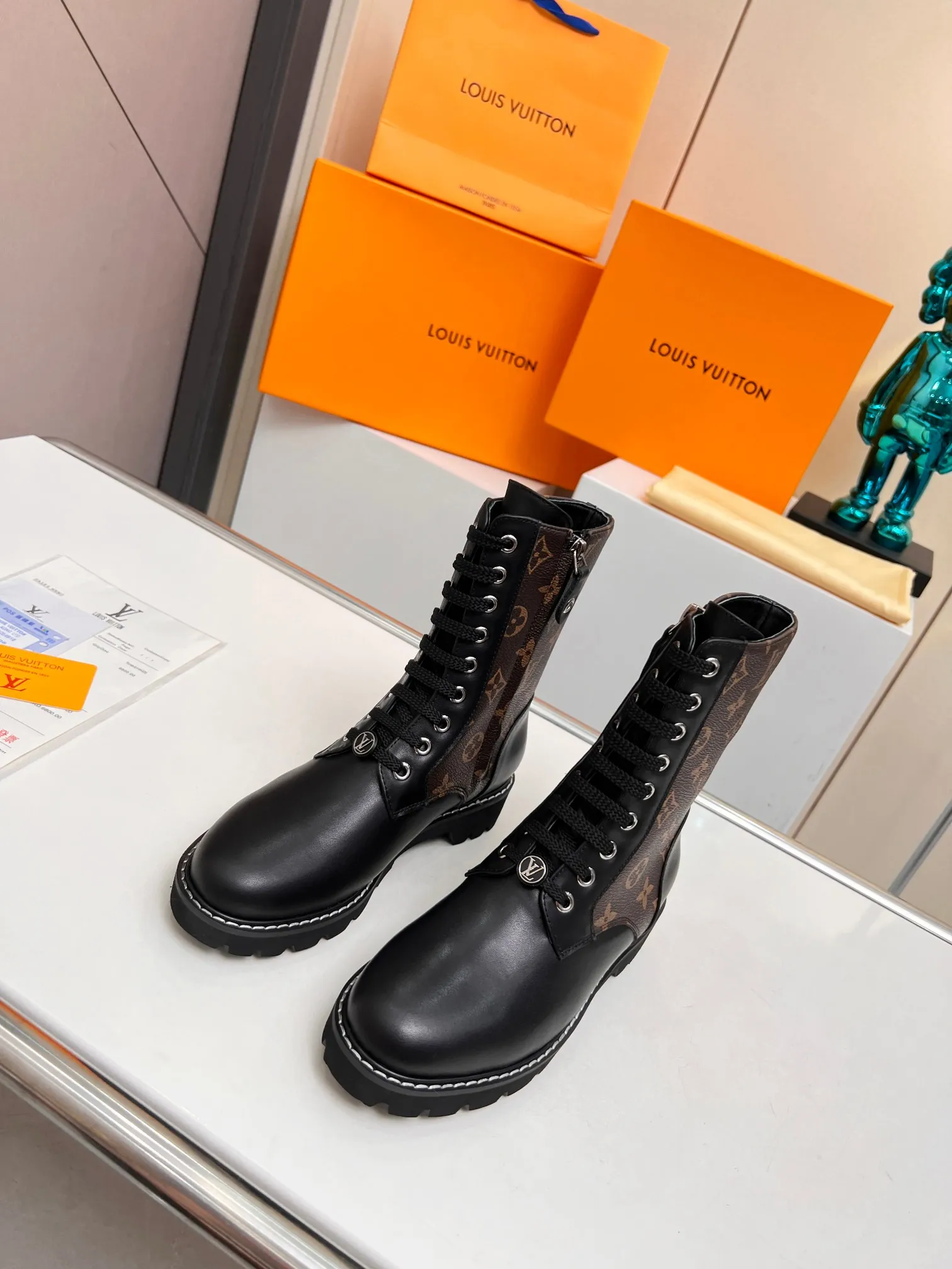 Lv路易威登louis vuitton马丁靴市场高端产品质量、代购级别原版原单专属材料搭纹理细致的小牛皮，对路易威登特色元素进行饶有趣味的解构。全粒面品牌压花和LV专属材料提升品牌识别度。清爽利落的造型线条、致敬路易威登旅行传统，面料，进口牛皮。内里垫脚羊皮，原版开模超轻发泡大底 上脚超美超酷！实物更美。 欢迎新老客户砸单 码数：35-42（40/41/42订做不退换） 大底：超轻原版发泡底。 出厂价：短靴260