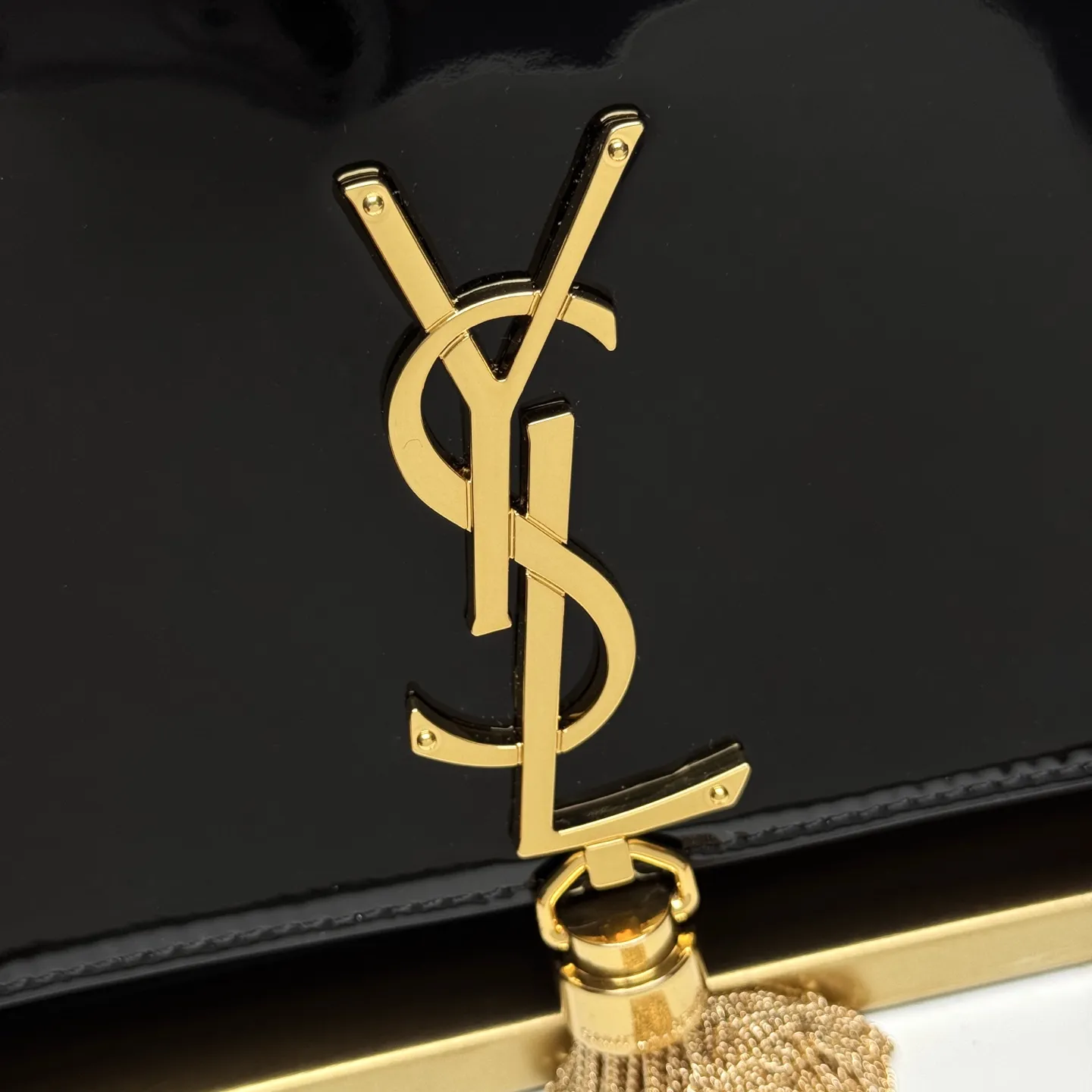 YSL/圣罗兰【漆皮】💰💰500 期待已久漆皮永远是时尚的代表&hellip;简单而又浮夸，这个夏天你妖孽，最采用顶级南非进口漆皮，流梳五金，经典才是永恒！超乎想象的百搭，做工细节都无可挑剔[得意]型号：354119漆皮 ，24x14x5cm：24x14x5cm