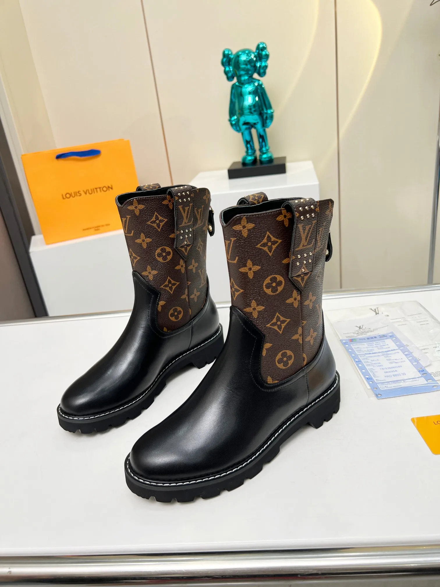 专柜同步LV路易威登Louis Vuitton马丁靴市场高端产品质量、代购级别原版原单专属材料搭纹理细致的小牛皮，2023年最新走秀款🔥🔥🔥清爽利落的造型线条、致敬路易威登旅行传统，面料，进口牛皮。内里垫脚羊皮，原版开模超轻发泡大底，跟高4.5，上脚超美超酷！实物更美，35-39（40 41 42订做不退换）出厂价：280欢迎报单