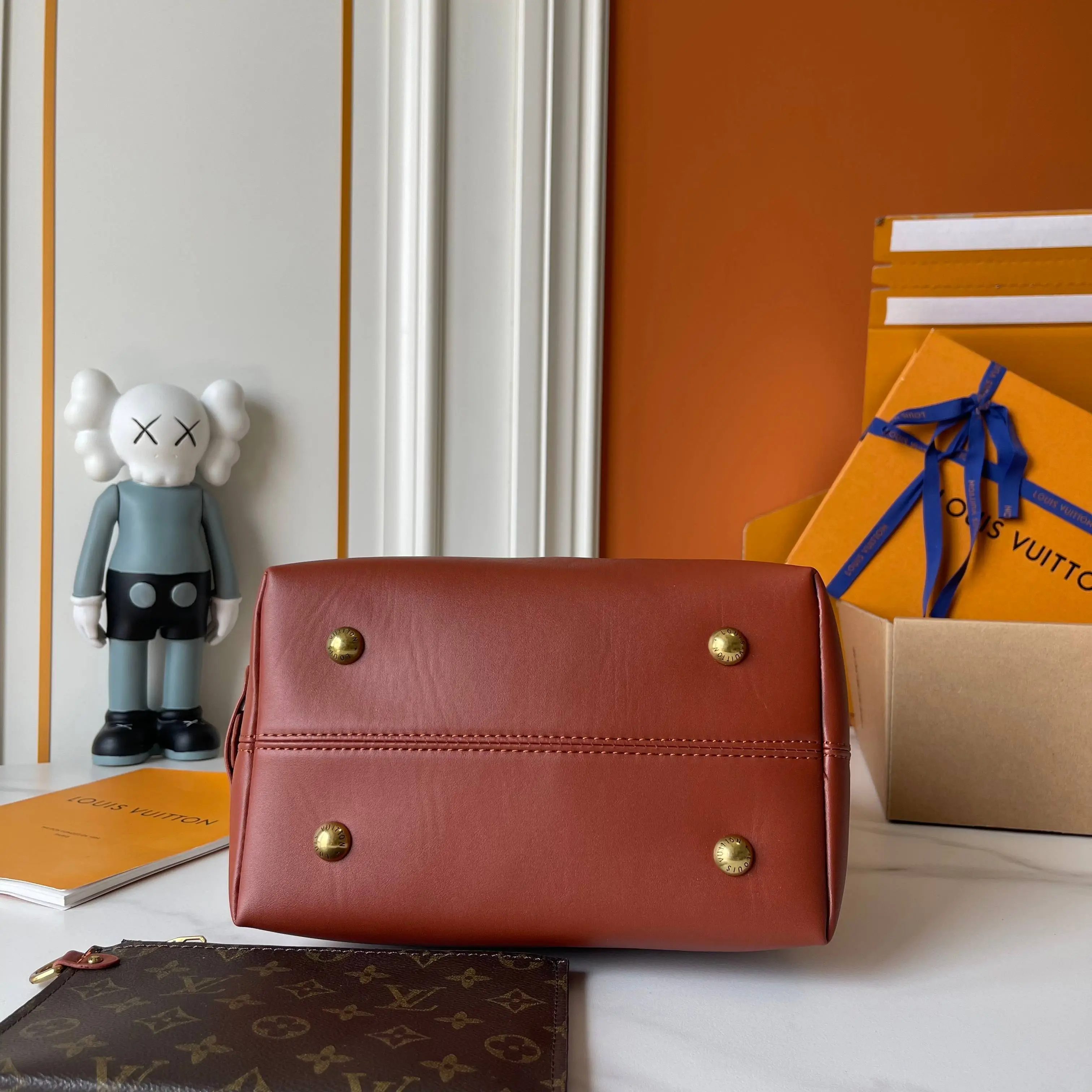 升级版批 160 M25468米白帆布 M44022棕色皮水桶包 当季新款 LOW KEY HOBO 小号手袋 本款 Low Key Hobo 小号手袋糅合帆布和牛皮革，以肌理反差演绎新季优雅格调。做旧金属件和可拆卸 Monogram 拉链内袋回溯品牌制箱传承，条纹内衬彰显考究细节。28 x 16 x 24 厘米。