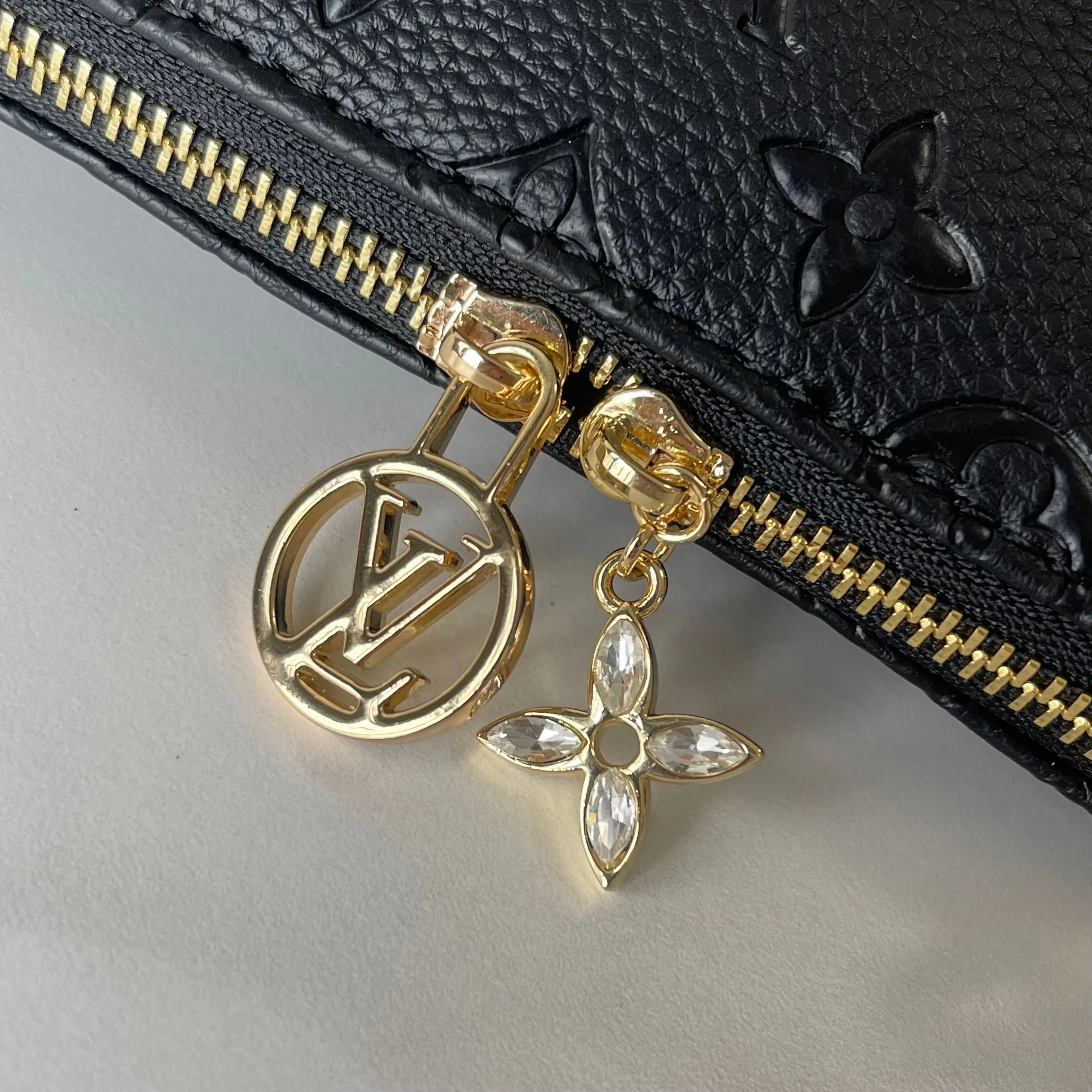 升级版批 120 M12174 💋腋下包✨随性又高级👑采用进口牛皮🌟品牌典范之作,现以全新精巧版本焕新呈现,可轻松收纳常用物件Size:25.5*13*5