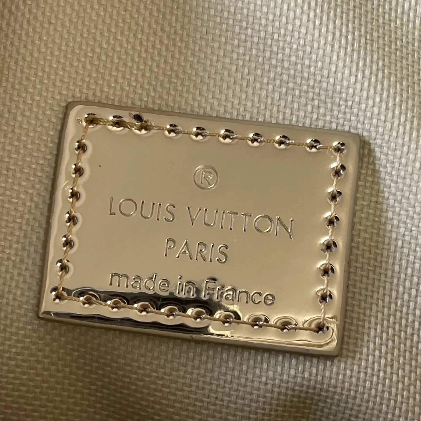 升级版批150 M11703 M13936 M25891 M47137 M14953 本款 Avenue小号 单肩包出自LV Ski 系列,为压纹涂层帆布点缀光滑皮革饰边和莹亮金属件,再以崭新 Monogram Miroir 效果宣示复古未来主义理念。主隔层内袋确保稳妥收纳,拉链外袋方便取放常用物品。肩带与手袋衔接处设有三角形拉链袋。尺寸:16 x 33 x 5.7厘米(长度 x 高 x 宽)