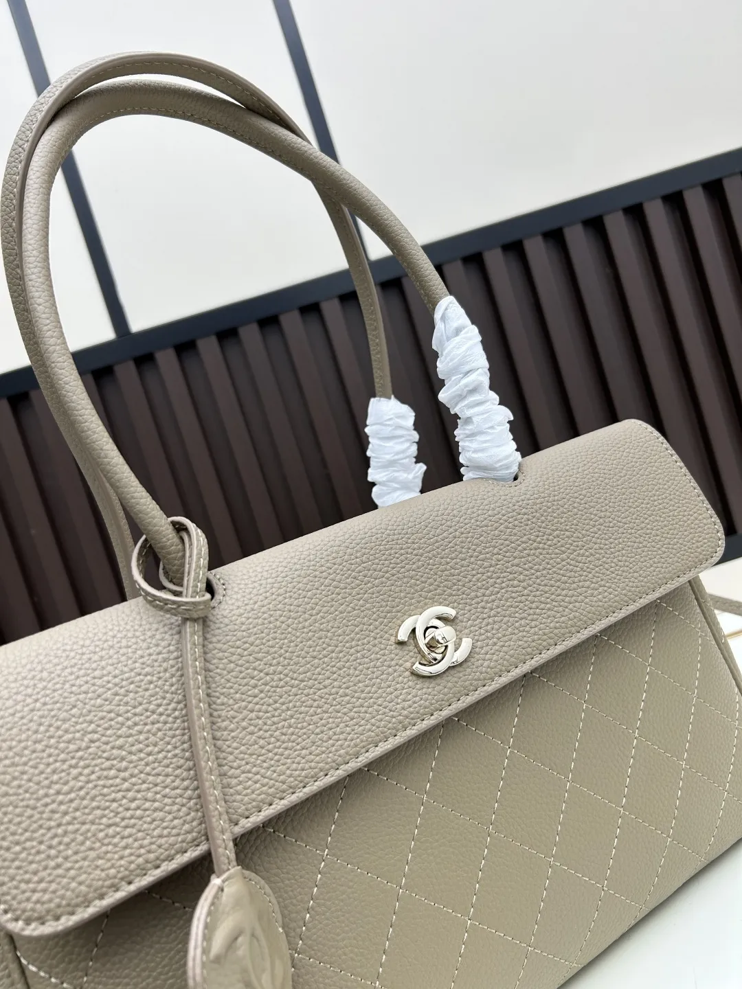 批290。 𝐂𝐡𝐚𝐧𝐞𝐥𝟐𝟎𝟐𝟔春夏 走秀系列 26ss春夏Togo牛皮托特手袋 采用高品质Togo牛皮🐮 触感细腻耐用 搭配经典双C金属Logo 辨识度超高计 包型挺括 尺寸适中 手提肩背都很方便 通勤休闲都能轻松驾驭 春夏季节搭配深色或简约服饰超加分。进口牛皮设计提升质感,兼具奢华与实用性,时髦精们必入! 款号皮:018 磨砂:019 尺寸:32*10*21