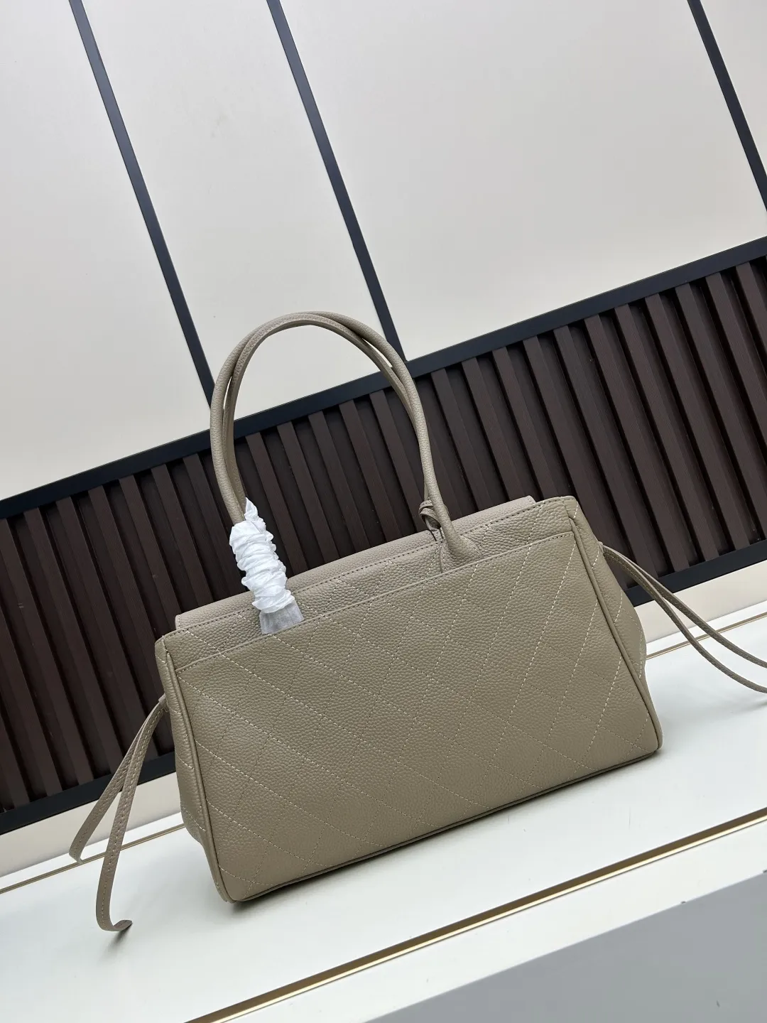 批290。 𝐂𝐡𝐚𝐧𝐞𝐥𝟐𝟎𝟐𝟔春夏 走秀系列 26ss春夏Togo牛皮托特手袋 采用高品质Togo牛皮🐮 触感细腻耐用 搭配经典双C金属Logo 辨识度超高计 包型挺括 尺寸适中 手提肩背都很方便 通勤休闲都能轻松驾驭 春夏季节搭配深色或简约服饰超加分。进口牛皮设计提升质感,兼具奢华与实用性,时髦精们必入! 款号皮:018 磨砂:019 尺寸:32*10*21