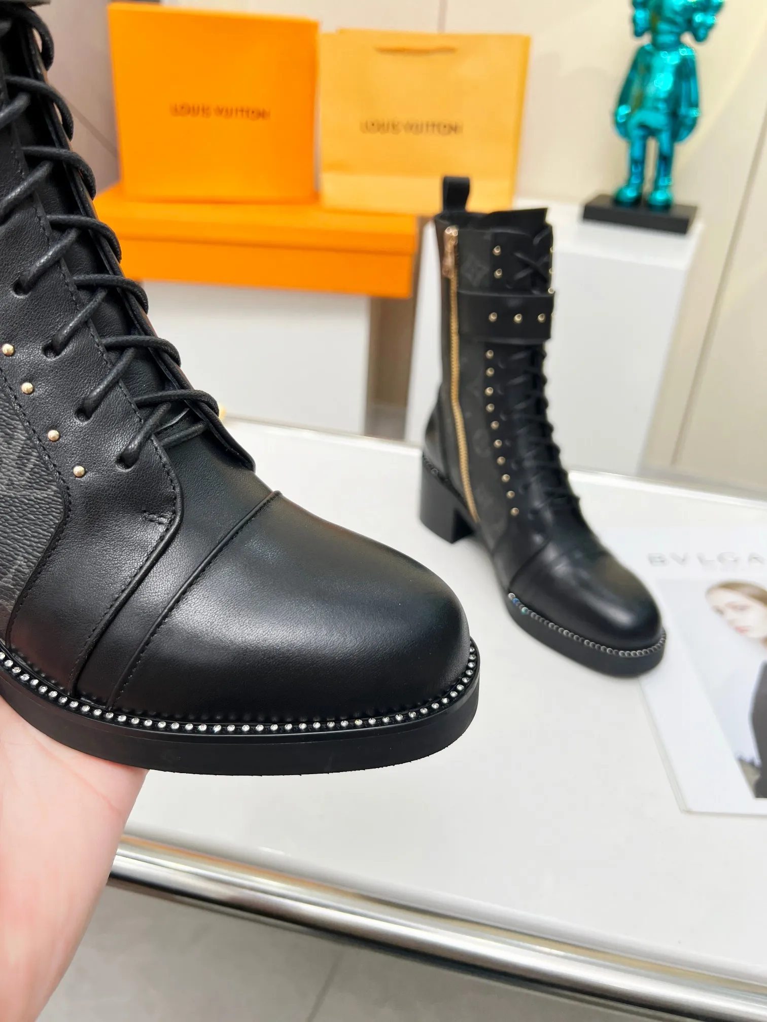 2023最新款专柜同步LV路易威登Louis Vuitton马丁靴市场高端产品质量、代购级别原版原单专属材料搭纹理细致的小牛皮，对路易威登特色元素进行饶有趣味的解构。清爽利落的造型线条、上脚超美超酷！实物更美致敬路易威登。 面料：进口牛皮+品牌特材。 内里：垫脚羊皮。 大底：原版大底， 跟高：5公分 码数： 35-39（40 41 42订做不退换） 出厂价：280 欢迎轻图大卖