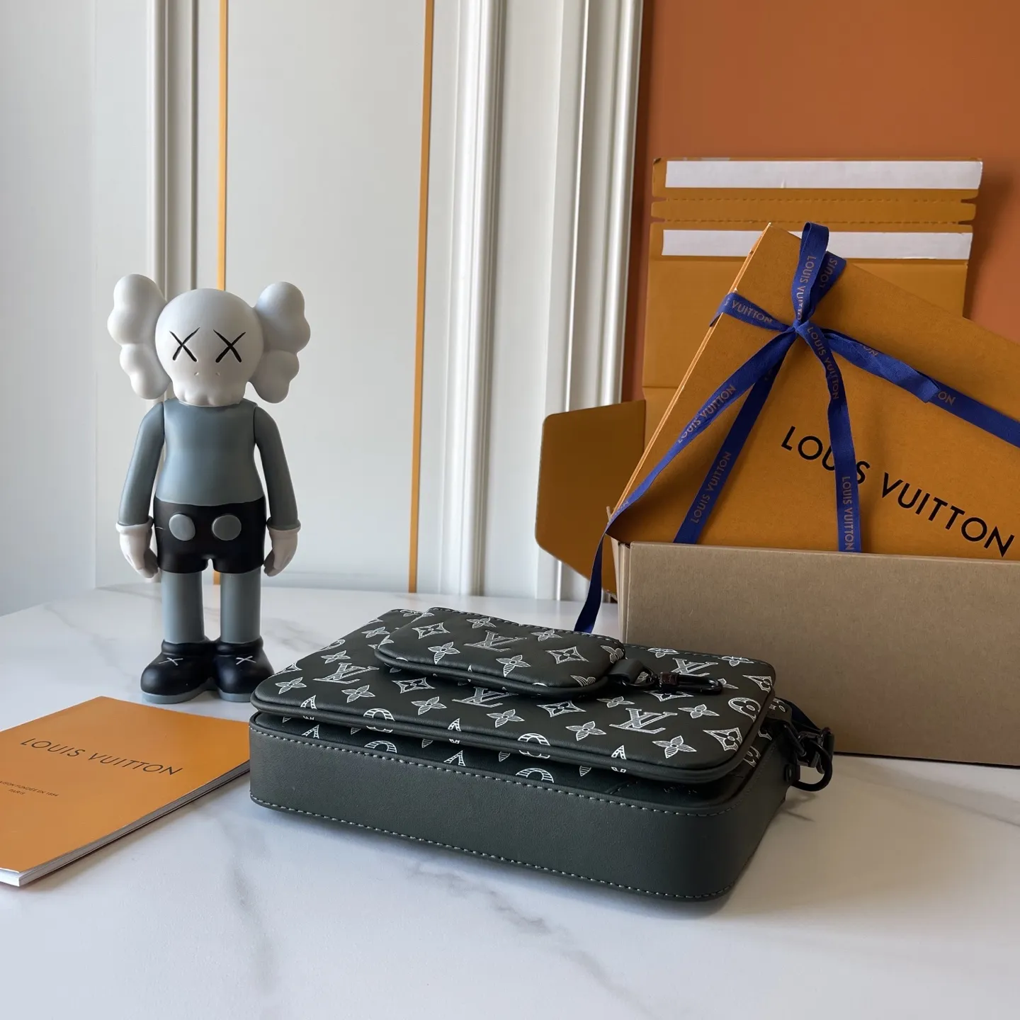 升级版批 170 M26713 M27185 M27925 M27154(拍摄灯光下存在视觉色差)M46602 M45320 M69443 条纹压花【 Trio Messenger邮差包】取材柔软 Monogram Shadow牛皮革,搭配Monogram Shadow 皮革袢带与主袋。拉链前袋、肩带与点缀其上的零钱包均可拆卸。肩带亦可调节,确保背携舒适贴合。 尺寸:18.5x7x25 厘米