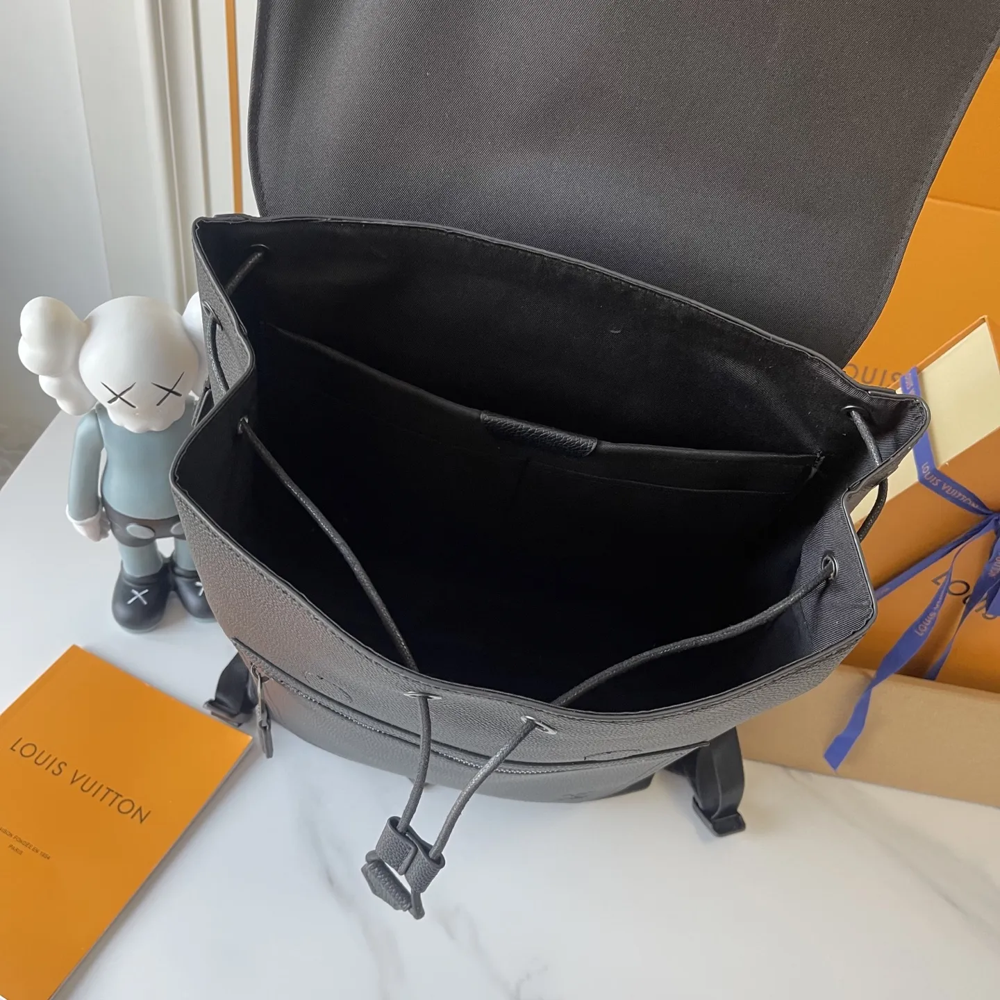 升级版批 220 M15262 M26023 最新款 Fastline 双肩包取材柔软耐磨的蜡面牛皮革,以粒面纹理和压纹 LV 字母打造摩登商务之选。宽敞内部空间彰显功能考量,加衬内贴袋可轻松存放 16 寸笔记本电脑。 尺寸:43 x 15 x 38 厘米 (高 x 宽 x 长度)