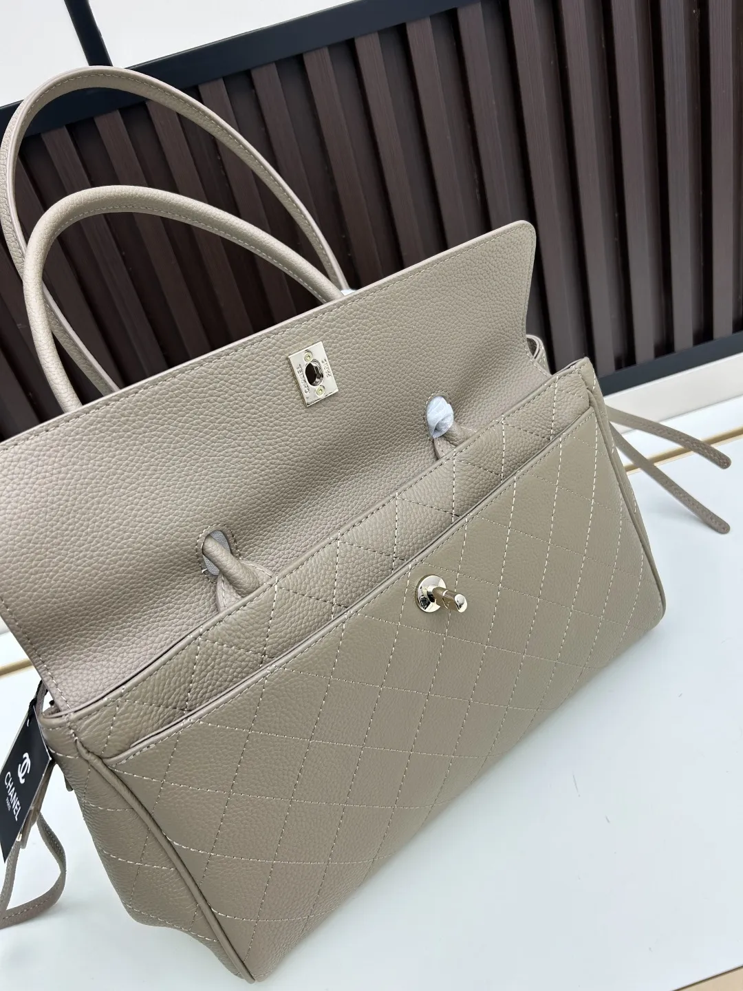 批290。 𝐂𝐡𝐚𝐧𝐞𝐥𝟐𝟎𝟐𝟔春夏 走秀系列 26ss春夏Togo牛皮托特手袋 采用高品质Togo牛皮🐮 触感细腻耐用 搭配经典双C金属Logo 辨识度超高计 包型挺括 尺寸适中 手提肩背都很方便 通勤休闲都能轻松驾驭 春夏季节搭配深色或简约服饰超加分。进口牛皮设计提升质感,兼具奢华与实用性,时髦精们必入! 款号皮:018 磨砂:019 尺寸:32*10*21