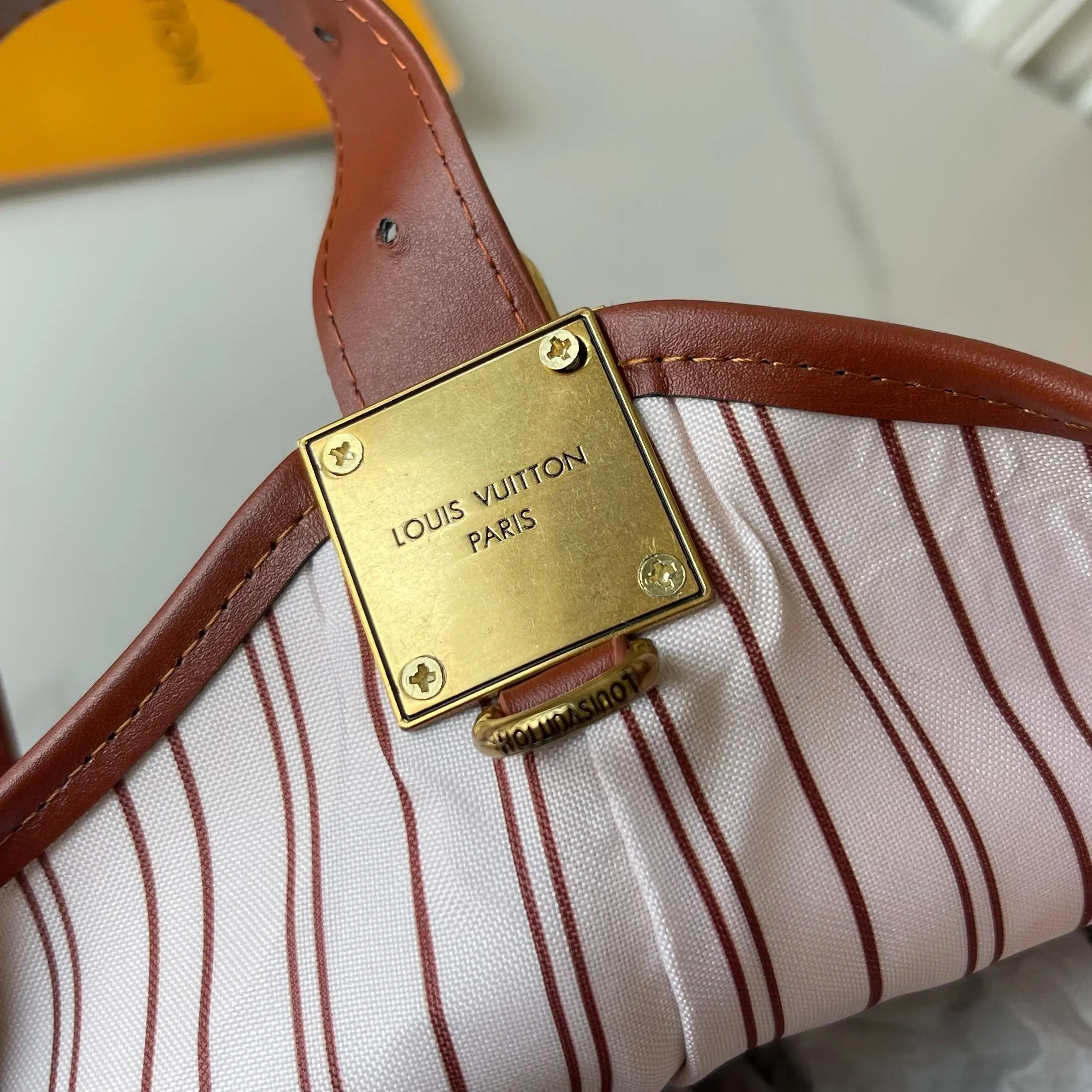 升级版批 160 M25468米白帆布 M44022棕色皮水桶包 当季新款 LOW KEY HOBO 小号手袋 本款 Low Key Hobo 小号手袋糅合帆布和牛皮革，以肌理反差演绎新季优雅格调。做旧金属件和可拆卸 Monogram 拉链内袋回溯品牌制箱传承，条纹内衬彰显考究细节。28 x 16 x 24 厘米。