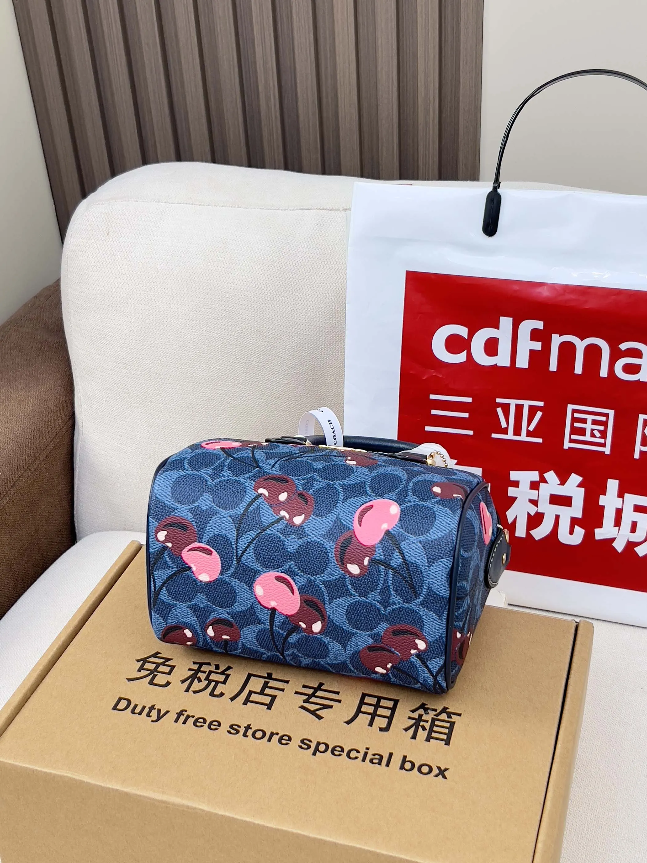 💰180✔《配图片包装》Coach蔻驰2025新款mini波士顿女包，新😍色来啦～PVC防水面料配牛皮迷你手提斜挎小包 波士顿包，ROWAN经典枕头包 老花logo拼接，肩带可拆 斜挎手拎都可，内置多功能袋，拉链开合，配色都是很适合四季的颜色～小巧可爱萌妹纸的最爱😘 尺寸:16.5x 11x 10cm