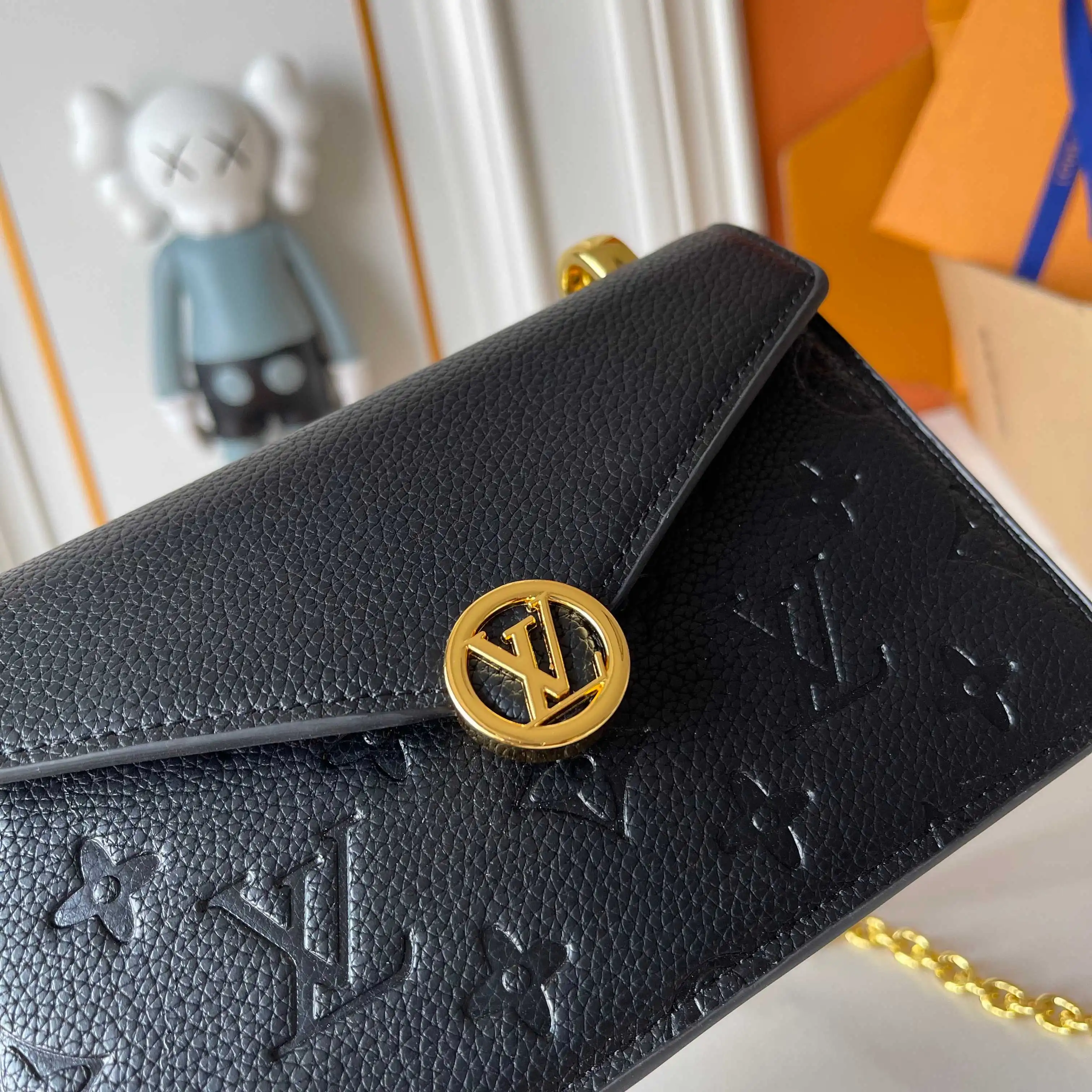 升级版批 批140 M13569黑色M13570 灰 M25814 酒红 (链条/压花) 【Portefeuille chaîne Rosy】 这款Rosy链式钱包既时尚又实用,为Monogram Empreinte系列增添了现代精神。它有一个优雅的LV圈和一个V形翻盖,这是房子的两个标志。磁性扣露出一朵惊喜的Monogram花,以及三个卡片缝隙和一个平坦的内袋。滑动链允许您交叉或戴在肩上。 尺寸:19.5 x 13.5 x 6.5厘米