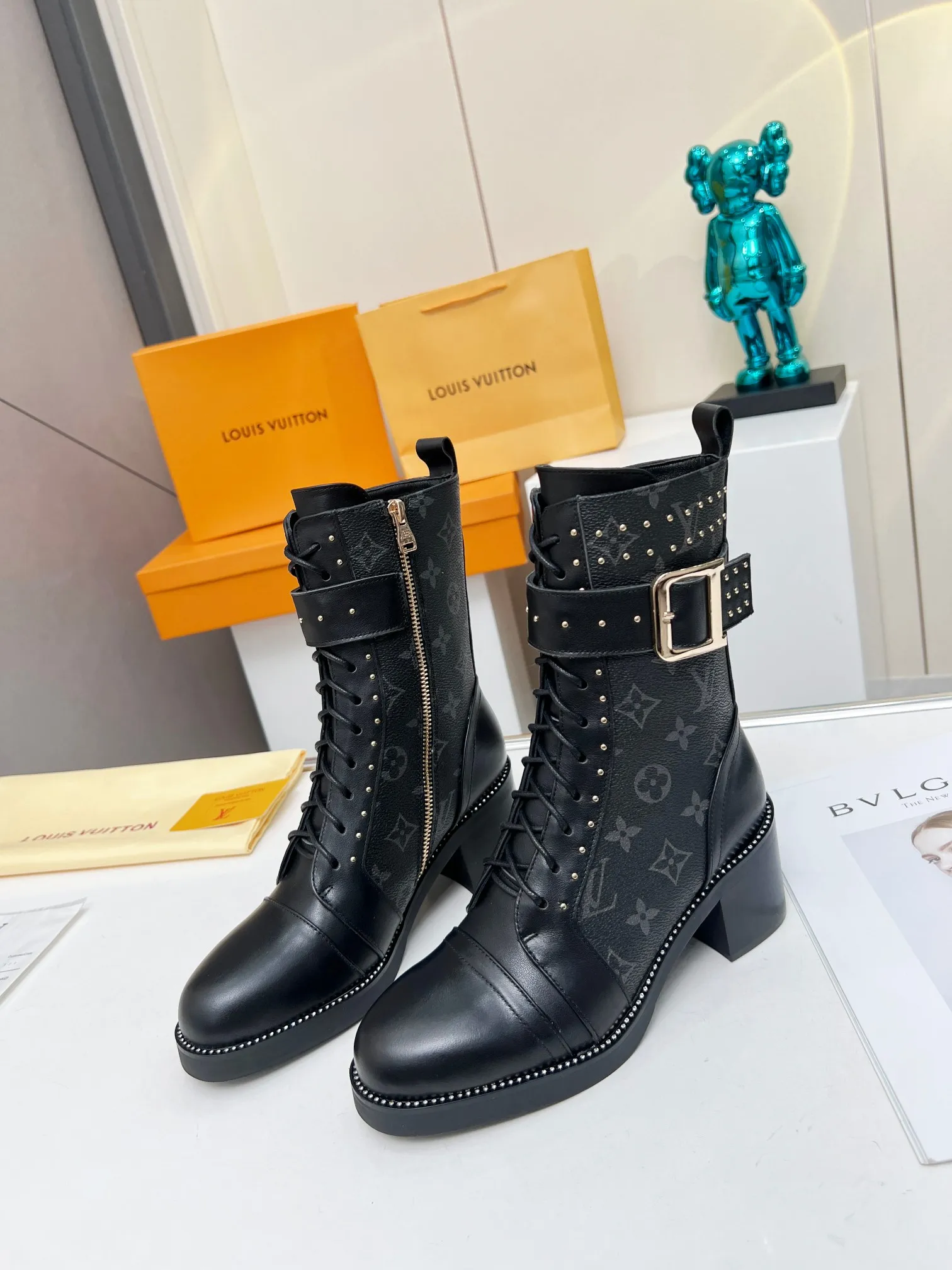 2023最新款专柜同步LV路易威登Louis Vuitton马丁靴市场高端产品质量、代购级别原版原单专属材料搭纹理细致的小牛皮，对路易威登特色元素进行饶有趣味的解构。清爽利落的造型线条、上脚超美超酷！实物更美致敬路易威登。 面料：进口牛皮+品牌特材。 内里：垫脚羊皮。 大底：原版大底， 跟高：5公分 码数： 35-39（40 41 42订做不退换） 出厂价：280 欢迎轻图大卖