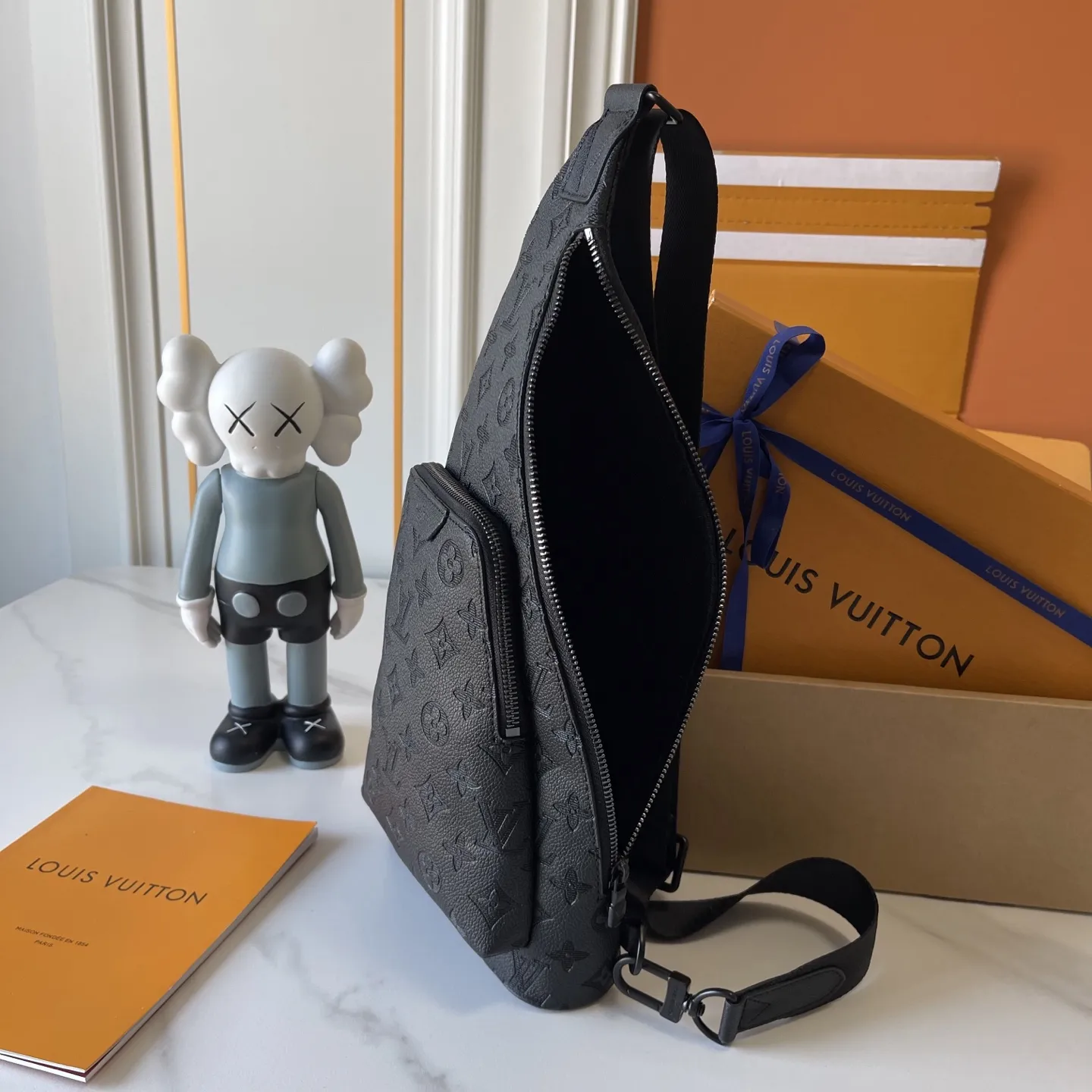 升级版批 150 M26730 M30936 本款 Monogram Shadow小皮牛为Duo Slingbag单肩包 带了来舒与适时尚感。更尚时的上部调可节肩带以更及宽、功能更的强前袋口为一这升级版批增了添运动感。可节调的带肩两侧均佩可戴,实现灵活、符人合体工程学携的带方式。20x42x6cm:20x42x6cm (长×高×宽)