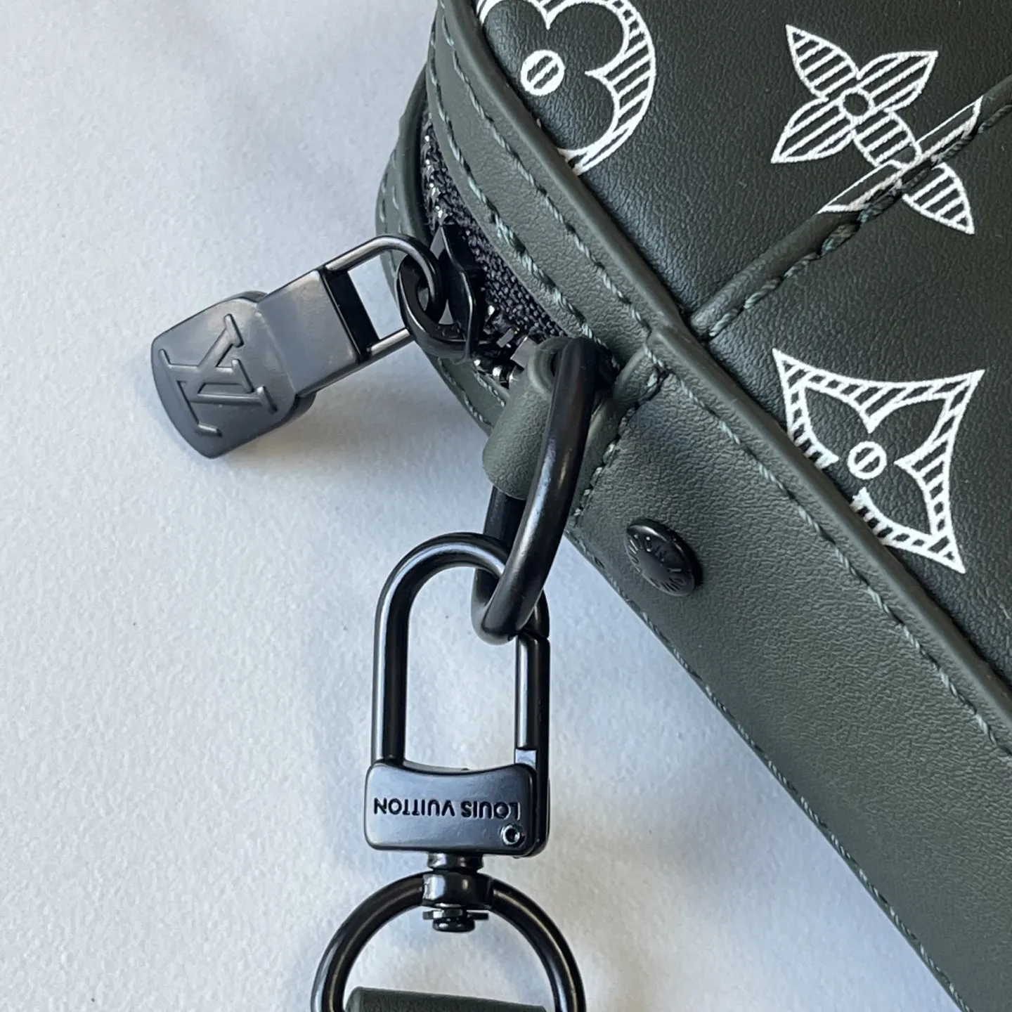 升级版批 170 M26713 M27185 M27925 M27154（拍摄灯光下存在视觉色差）M46602 M45320 M69443 条纹压花【 Trio Messenger邮差包】取材柔软 Monogram Shadow牛皮革，搭配Monogram Shadow 皮革袢带与主袋。拉链前袋、肩带与点缀其上的零钱包均可拆卸。肩带亦可调节，确保背携舒适贴合。 尺寸:18.5x7x25 厘米