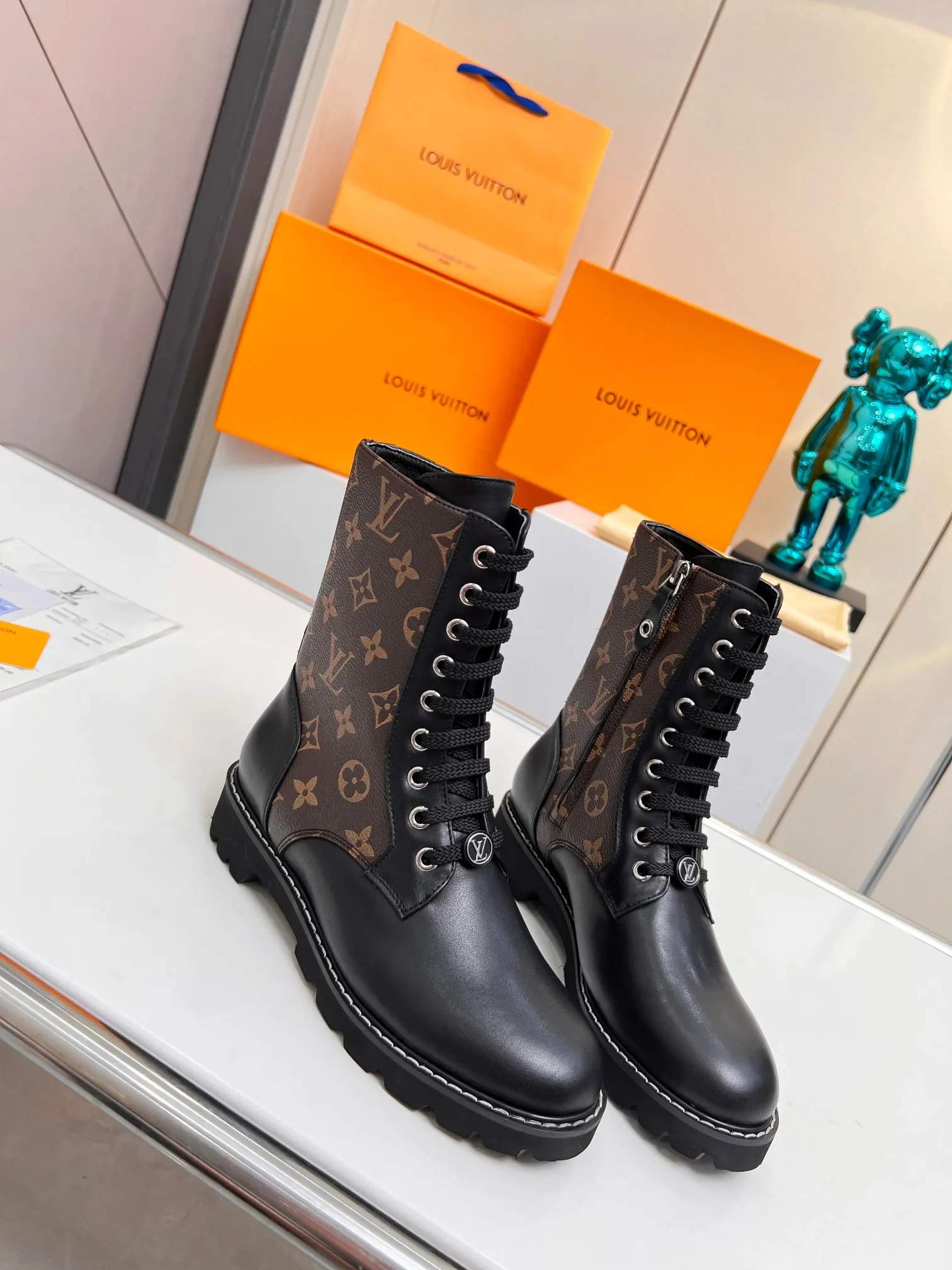 Lv路易威登louis vuitton马丁靴市场高端产品质量、代购级别原版原单专属材料搭纹理细致的小牛皮，对路易威登特色元素进行饶有趣味的解构。全粒面品牌压花和LV专属材料提升品牌识别度。清爽利落的造型线条、致敬路易威登旅行传统，面料，进口牛皮。内里垫脚羊皮，原版开模超轻发泡大底 上脚超美超酷！实物更美。 欢迎新老客户砸单 码数：35-42（40/41/42订做不退换） 大底：超轻原版发泡底。 出厂价：短靴260