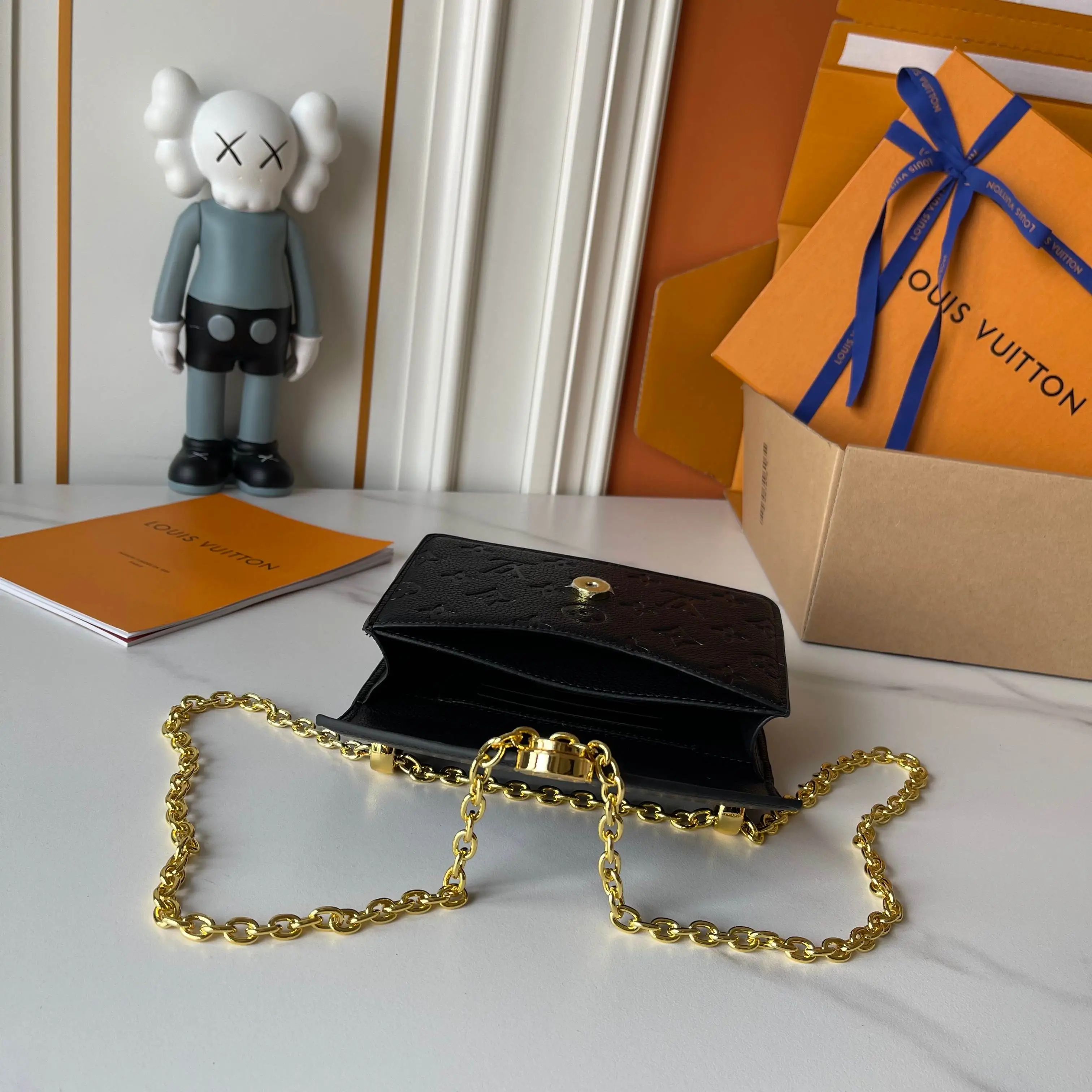 升级版批 批140 M13569黑色M13570 灰 M25814 酒红 (链条/压花) 【Portefeuille cha&icirc;ne Rosy】 这款Rosy链式钱包既时尚又实用，为Monogram Empreinte系列增添了现代精神。它有一个优雅的LV圈和一个V形翻盖，这是房子的两个标志。磁性扣露出一朵惊喜的Monogram花，以及三个卡片缝隙和一个平坦的内袋。滑动链允许您交叉或戴在肩上。 尺寸：19.5 x 13.5 x 6.5厘米