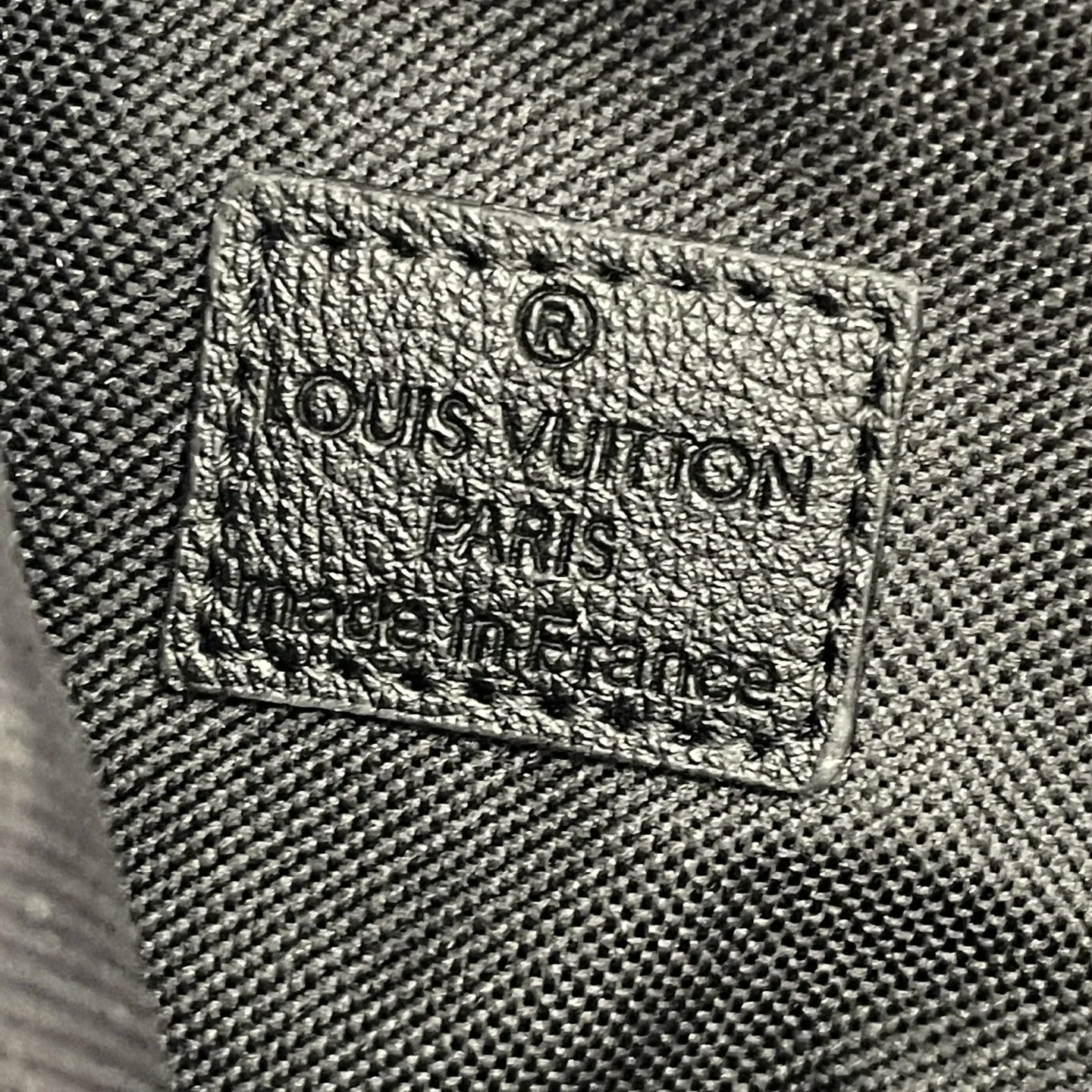 升级版批 150 M26730 M30936 本款 Monogram Shadow小皮牛为Duo Slingbag单肩包 带了来舒与适时尚感。更尚时的上部调可节肩带以更及宽、功能更的强前袋口为一这升级版批增了添运动感。可节调的带肩两侧均佩可戴,实现灵活、符人合体工程学携的带方式。20x42x6cm:20x42x6cm (长×高×宽)