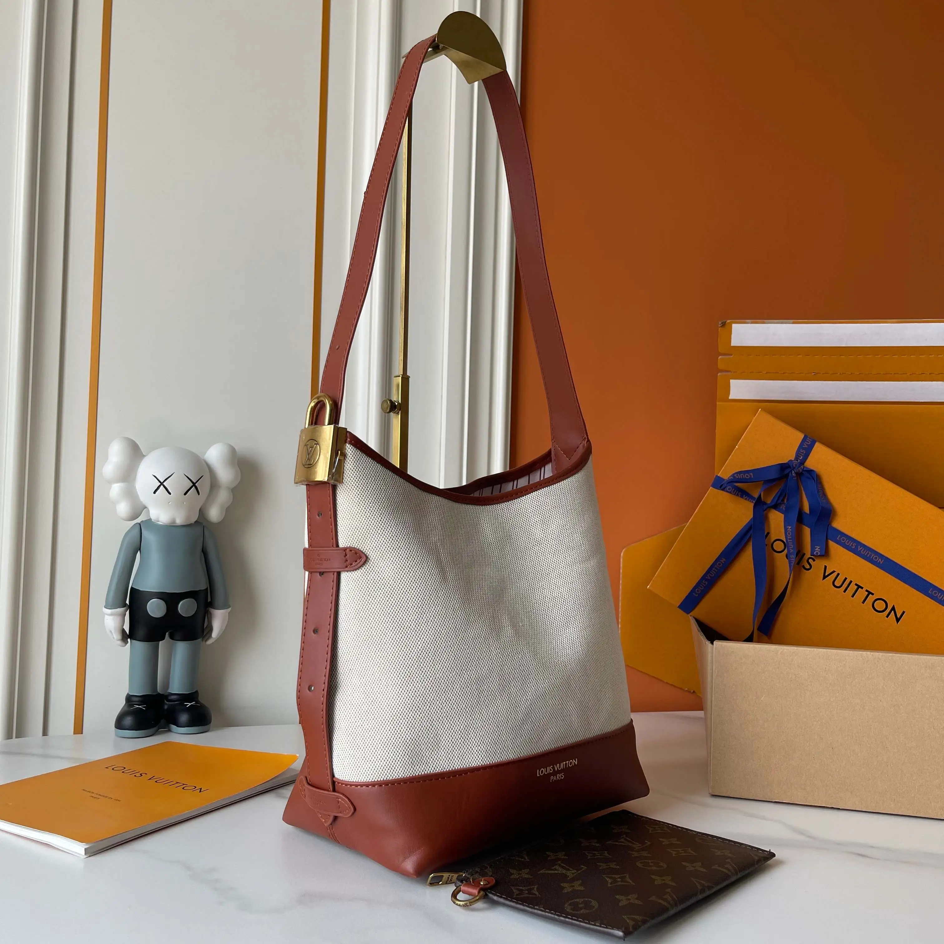 升级版批 160 M25468米白帆布 M44022棕色皮水桶包 当季新款 LOW KEY HOBO 小号手袋 本款 Low Key Hobo 小号手袋糅合帆布和牛皮革,以肌理反差演绎新季优雅格调。做旧金属件和可拆卸 Monogram 拉链内袋回溯品牌制箱传承,条纹内衬彰显考究细节。28 x 16 x 24 厘米。