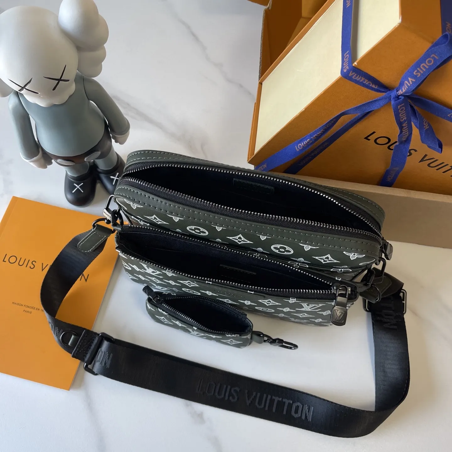 升级版批 170 M26713 M27185 M27925 M27154(拍摄灯光下存在视觉色差)M46602 M45320 M69443 条纹压花【 Trio Messenger邮差包】取材柔软 Monogram Shadow牛皮革,搭配Monogram Shadow 皮革袢带与主袋。拉链前袋、肩带与点缀其上的零钱包均可拆卸。肩带亦可调节,确保背携舒适贴合。 尺寸:18.5x7x25 厘米