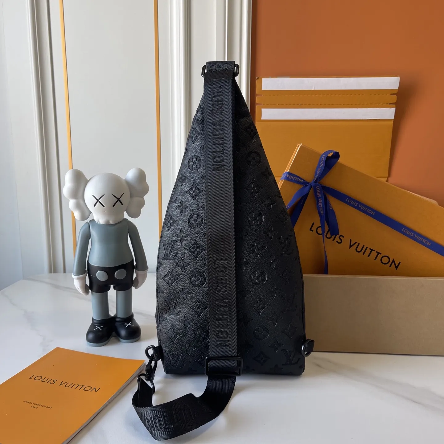 升级版批 150 M26730 M30936 本款 Monogram Shadow小皮牛为Duo Slingbag单肩包 带了来舒与适时尚感。更尚时的上部调可节肩带以更及宽、功能更的强前袋口为一这升级版批增了添运动感。可节调的带肩两侧均佩可戴,实现灵活、符人合体工程学携的带方式。20x42x6cm:20x42x6cm (长×高×宽)