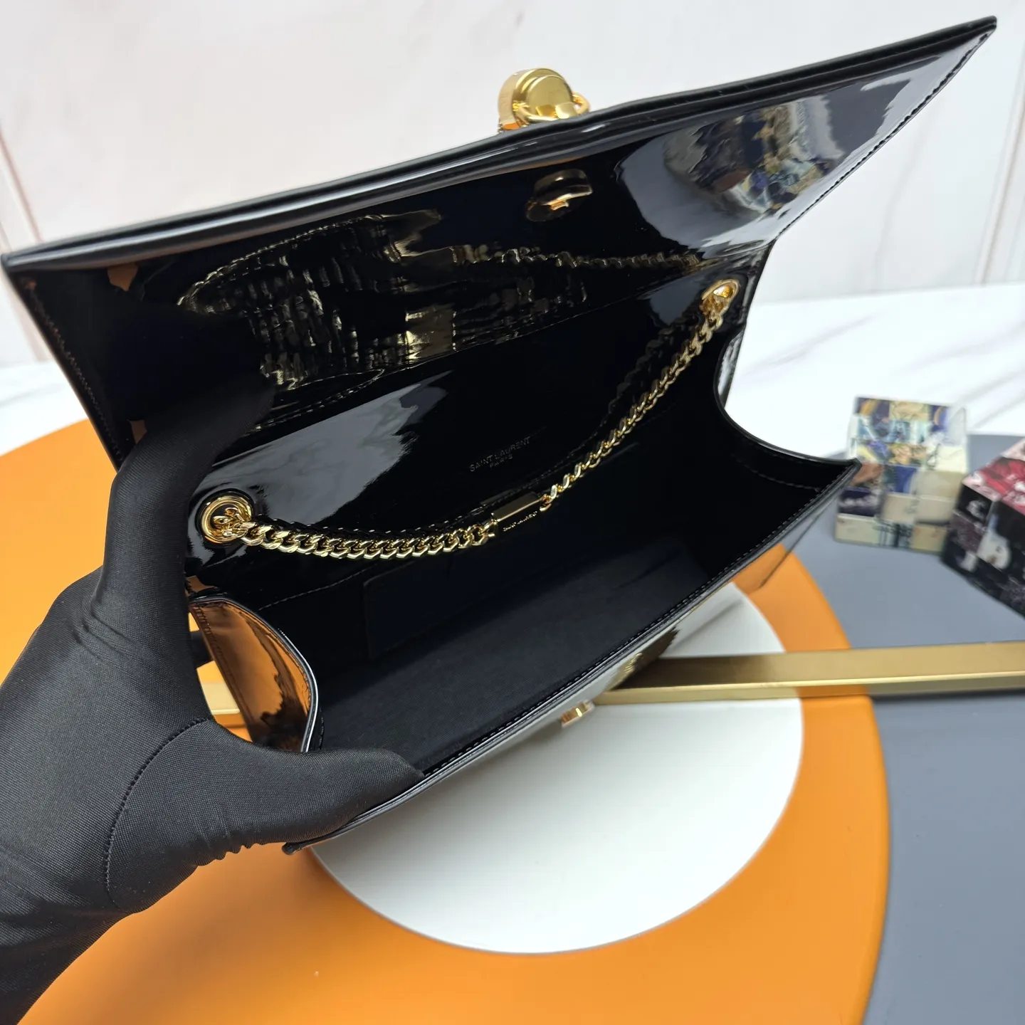 YSL/圣罗兰【漆皮】💰💰500 期待已久漆皮永远是时尚的代表&hellip;简单而又浮夸，这个夏天你妖孽，最采用顶级南非进口漆皮，流梳五金，经典才是永恒！超乎想象的百搭，做工细节都无可挑剔[得意]型号：354119漆皮 ，24x14x5cm：24x14x5cm