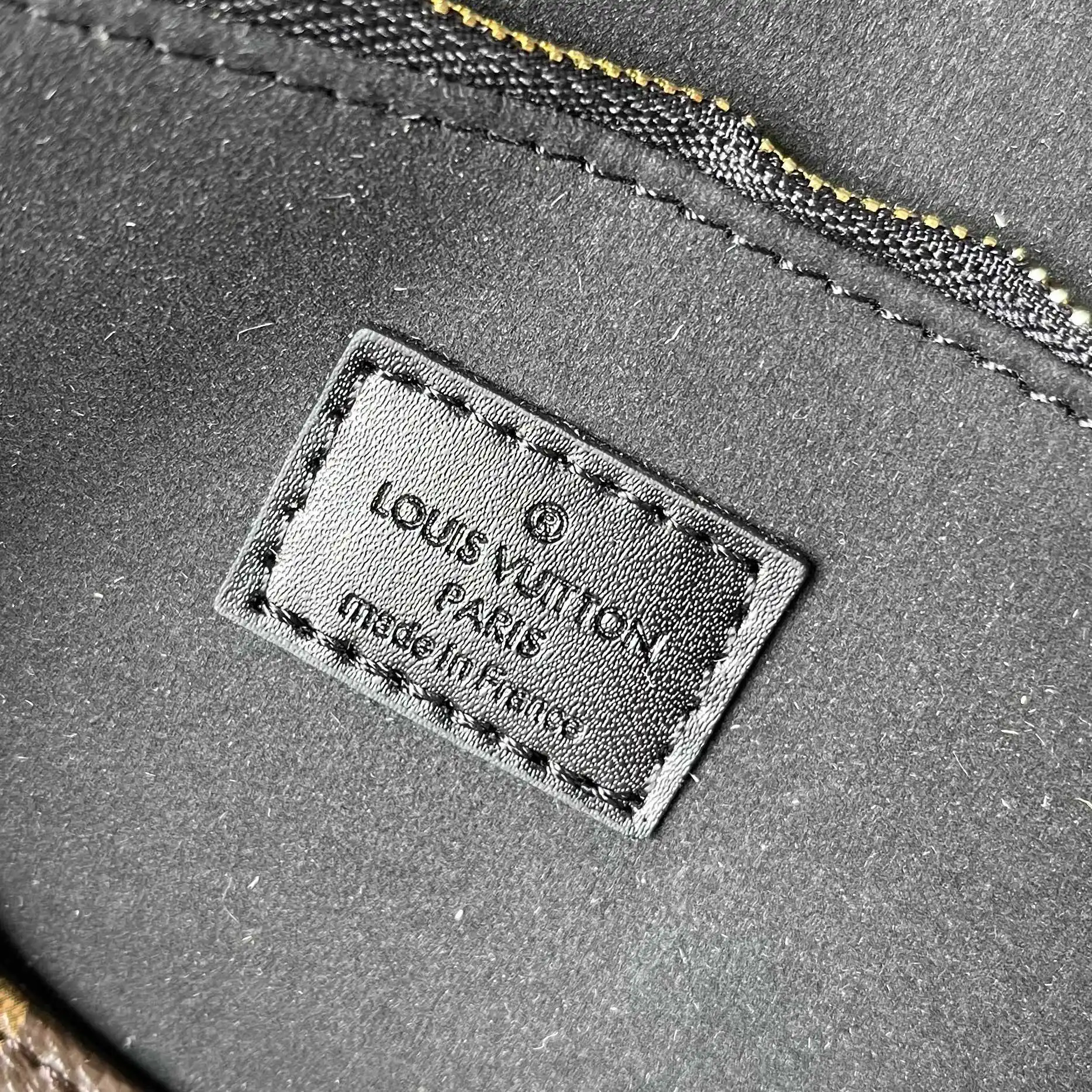 升级版批 150 M14526 M25081 M81266 Trunkie 手袋结合 Monogram 帆布和金属铆钉,搭配金属质感包角和标志性 S-lock 锁扣,以复古行李箱格调彰显品牌传承。内部空间和拉链口袋方便容纳日常所需,滑链肩带拓展背携选择。 16 x 8 x 27 厘米 (高 x 宽 x 长度) 涂层帆布 牛皮革饰边 织物内衬 金属件 翻盖开合,配有 S-lock 锁扣 拉链内袋 可收纳 6.7 寸智能手机、Sarah 长款钱夹、笔记本、太阳眼镜和钥匙 链条:可滑动调整,可拆卸 链条半长:20.0 厘米 链条半长可调至:28.0 厘米