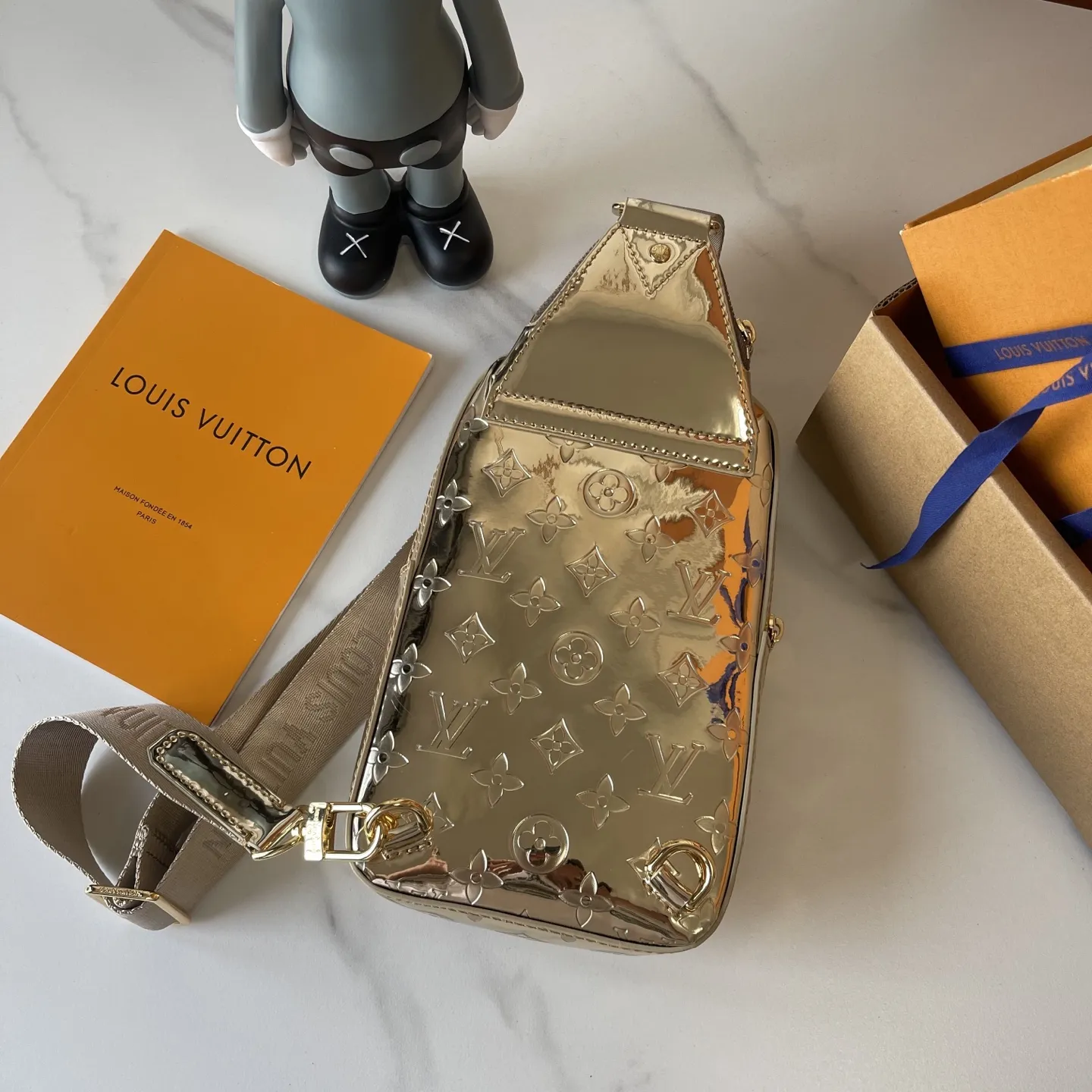 升级版批150 M11703 M13936 M25891 M47137 M14953 本款 Avenue小号 单肩包出自LV Ski 系列,为压纹涂层帆布点缀光滑皮革饰边和莹亮金属件,再以崭新 Monogram Miroir 效果宣示复古未来主义理念。主隔层内袋确保稳妥收纳,拉链外袋方便取放常用物品。肩带与手袋衔接处设有三角形拉链袋。尺寸:16 x 33 x 5.7厘米(长度 x 高 x 宽)