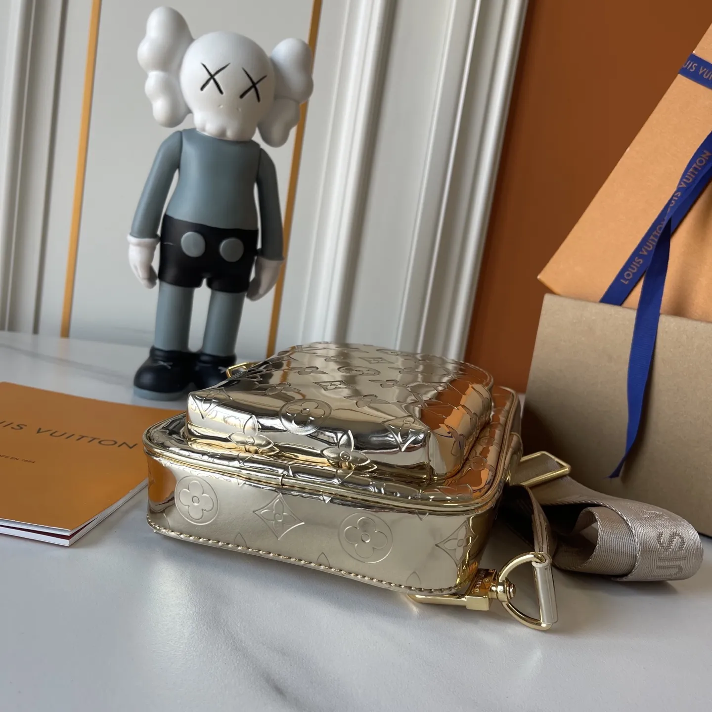 升级版批150 M11703 M13936 M25891 M47137 M14953 本款 Avenue小号 单肩包出自LV Ski 系列,为压纹涂层帆布点缀光滑皮革饰边和莹亮金属件,再以崭新 Monogram Miroir 效果宣示复古未来主义理念。主隔层内袋确保稳妥收纳,拉链外袋方便取放常用物品。肩带与手袋衔接处设有三角形拉链袋。尺寸:16 x 33 x 5.7厘米(长度 x 高 x 宽)