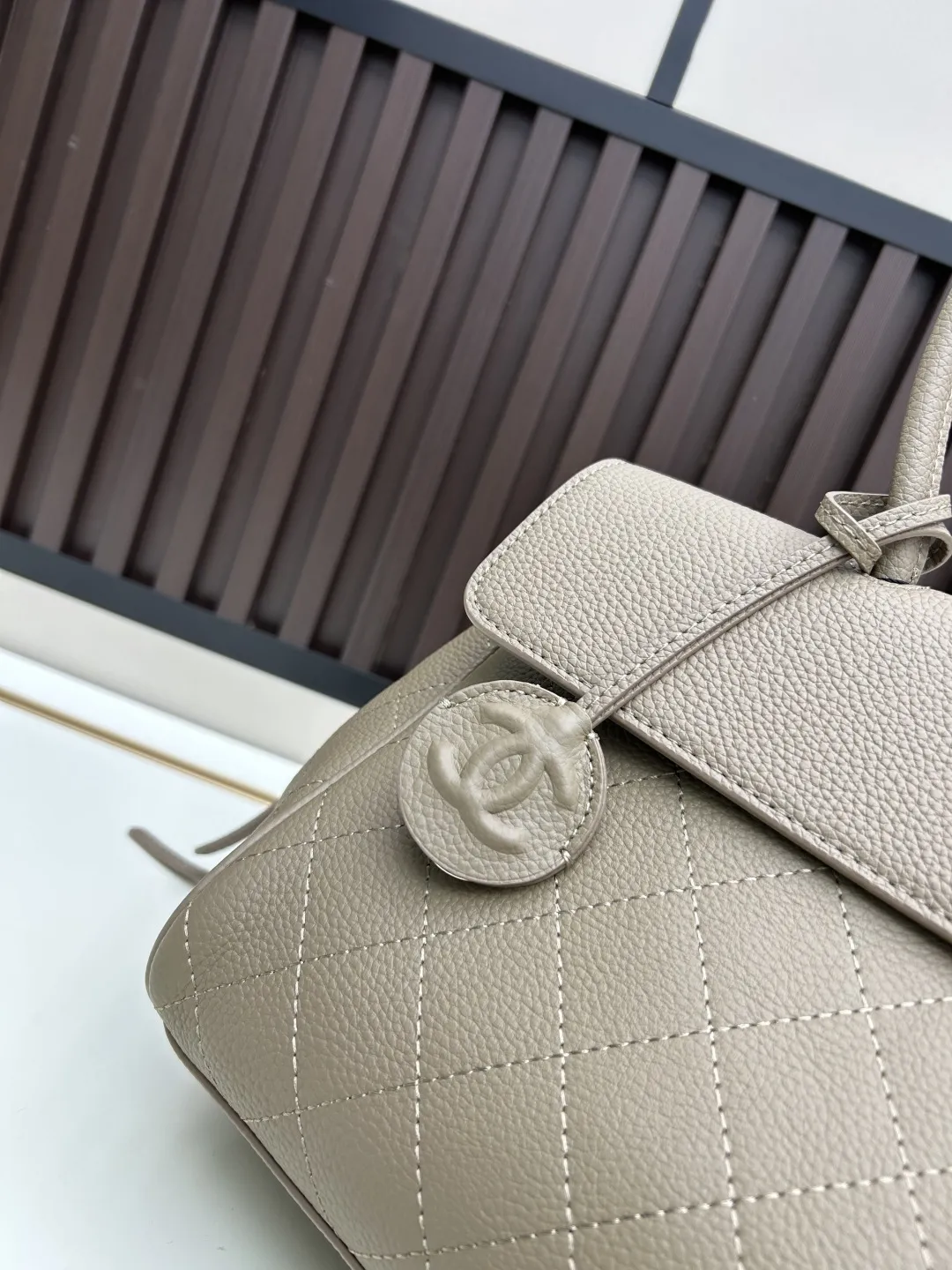 批290。 𝐂𝐡𝐚𝐧𝐞𝐥𝟐𝟎𝟐𝟔春夏 走秀系列 26ss春夏Togo牛皮托特手袋 采用高品质Togo牛皮🐮 触感细腻耐用 搭配经典双C金属Logo 辨识度超高计 包型挺括 尺寸适中 手提肩背都很方便 通勤休闲都能轻松驾驭 春夏季节搭配深色或简约服饰超加分。进口牛皮设计提升质感，兼具奢华与实用性，时髦精们必入! 款号皮：018 磨砂:019 尺寸：32*10*21