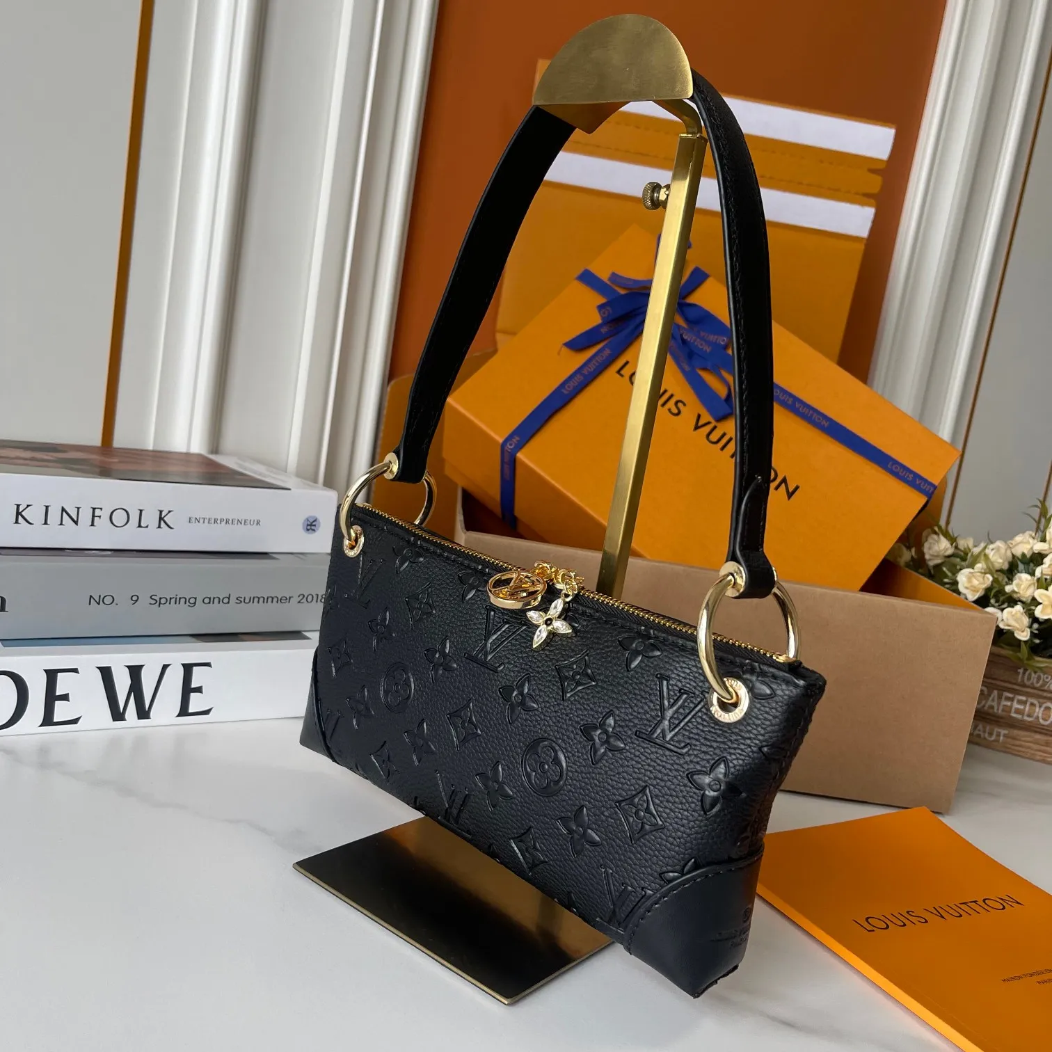 升级版批 120 M12174 💋腋下包✨随性又高级👑采用进口牛皮🌟品牌典范之作,现以全新精巧版本焕新呈现,可轻松收纳常用物件Size:25.5*13*5