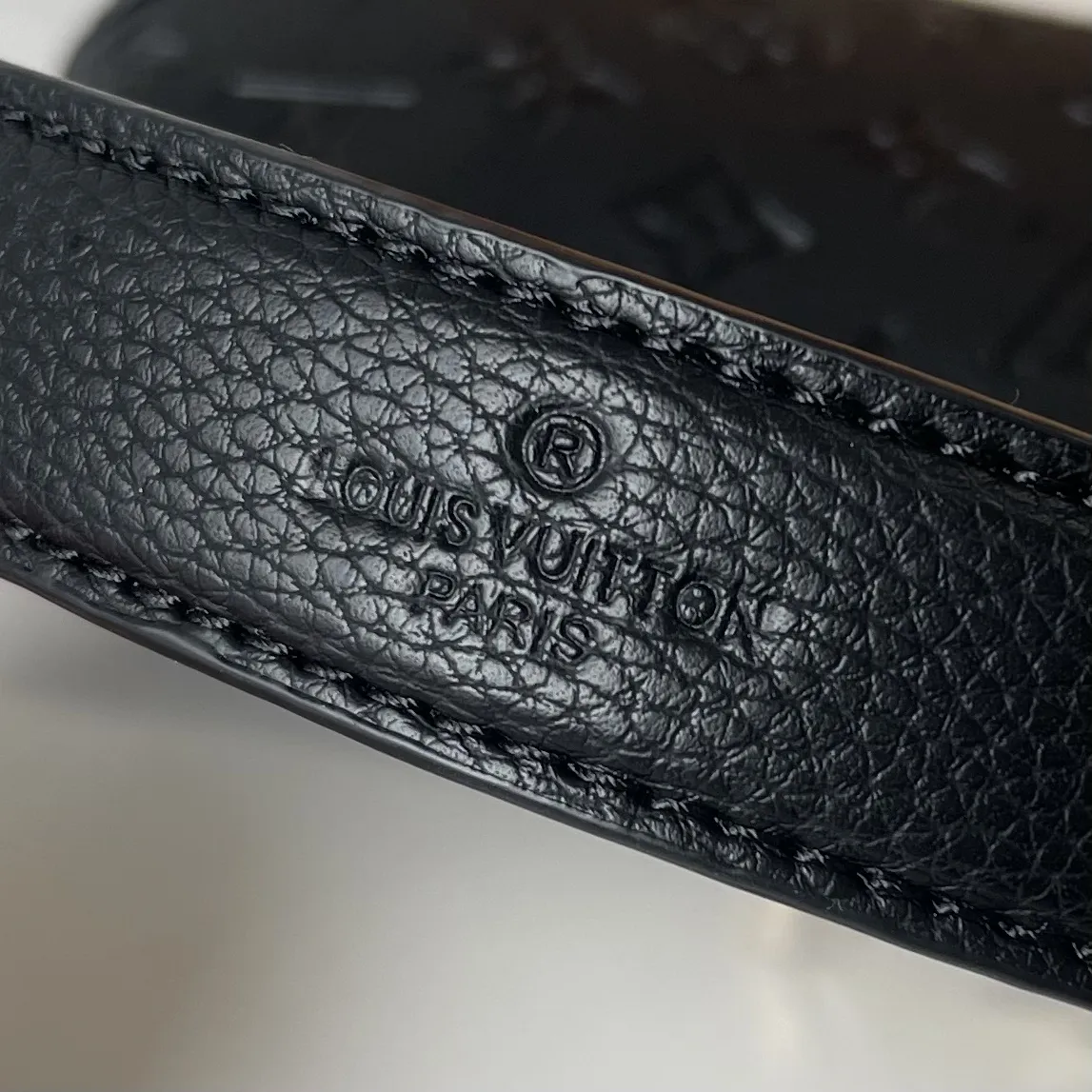 升级版批 120 M12174 💋腋下包✨随性又高级👑采用进口牛皮🌟品牌典范之作,现以全新精巧版本焕新呈现,可轻松收纳常用物件Size:25.5*13*5